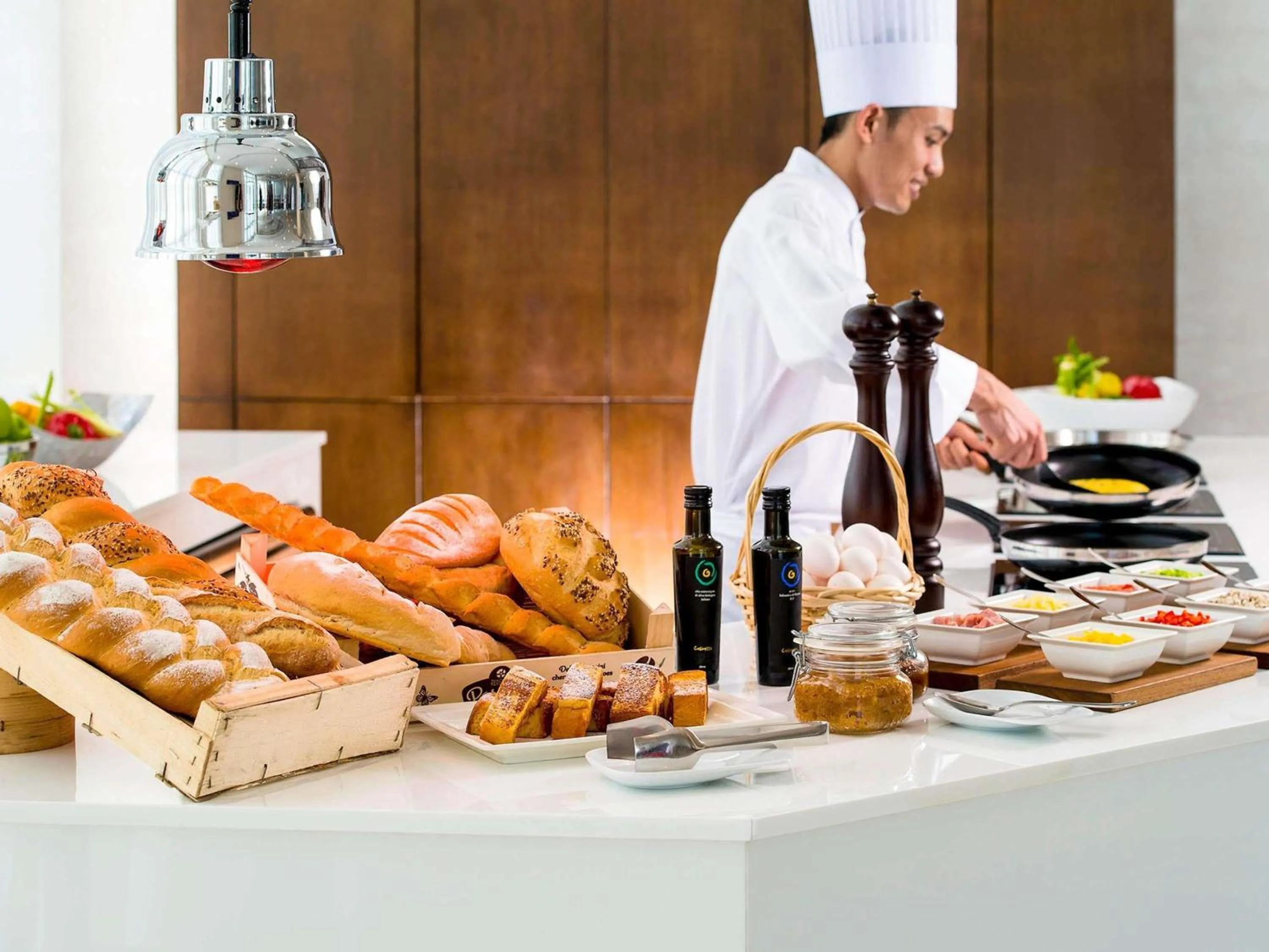 Restaurant/places to eat in Novotel Abu Dhabi Gate