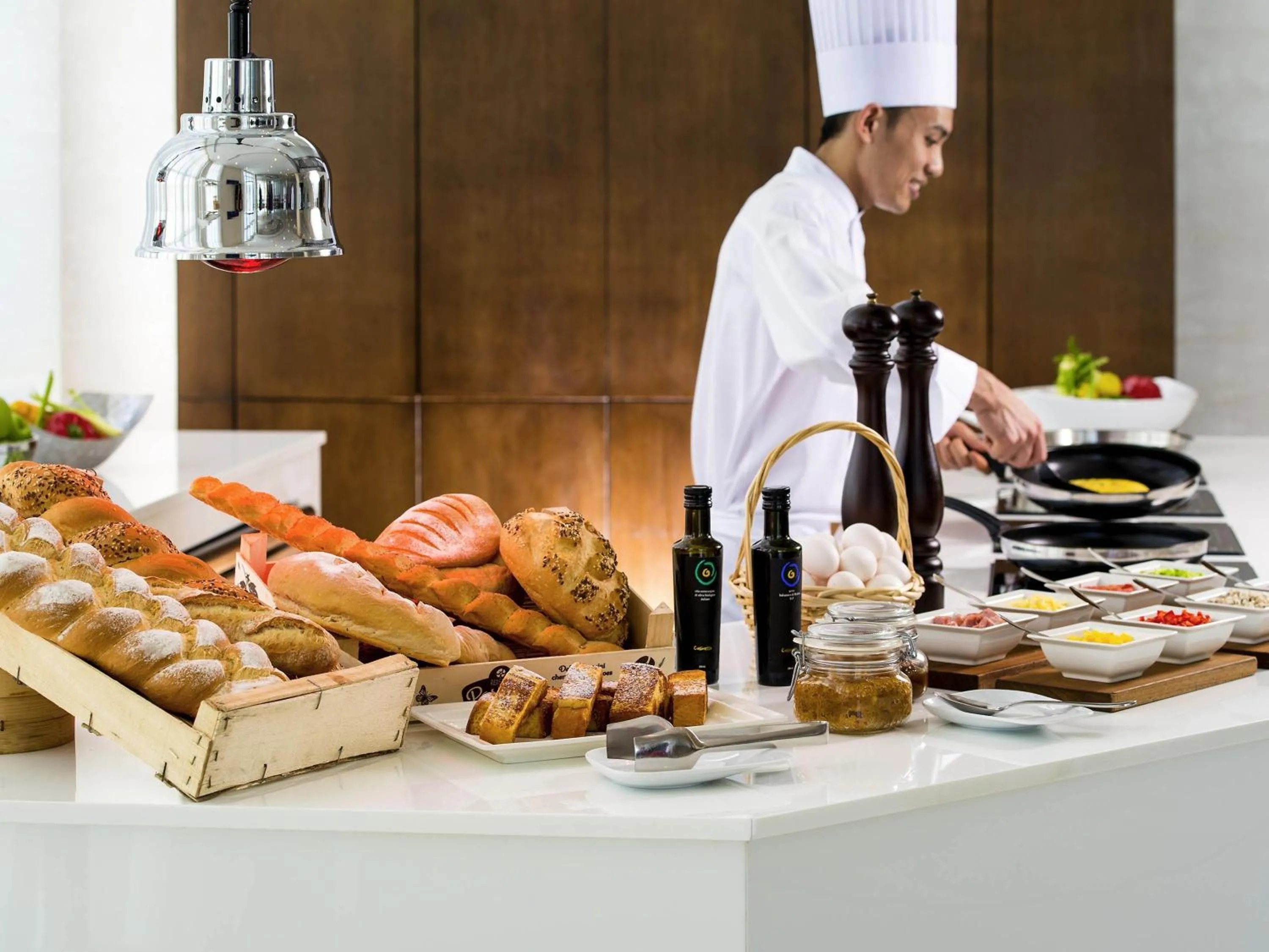 Restaurant/places to eat in Novotel Abu Dhabi Gate