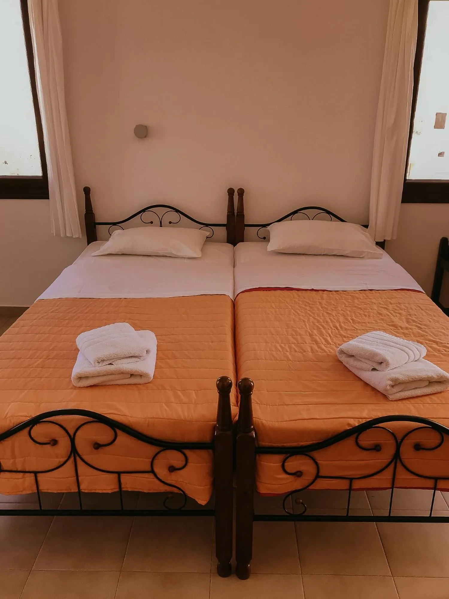 Bed in Flamingo Apartments