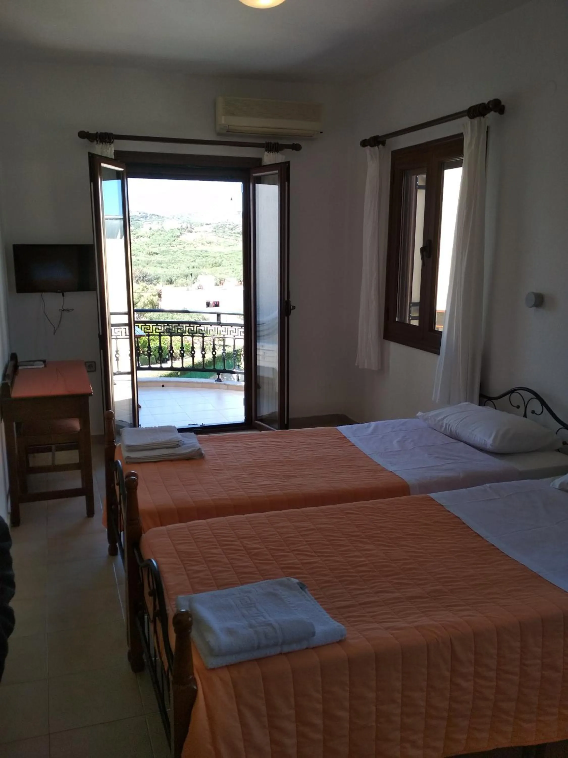 Bed in Flamingo Apartments