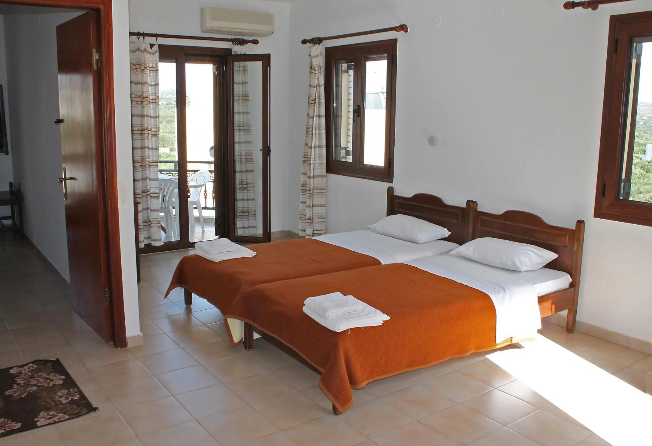 bunk bed, Bed in Flamingo Apartments