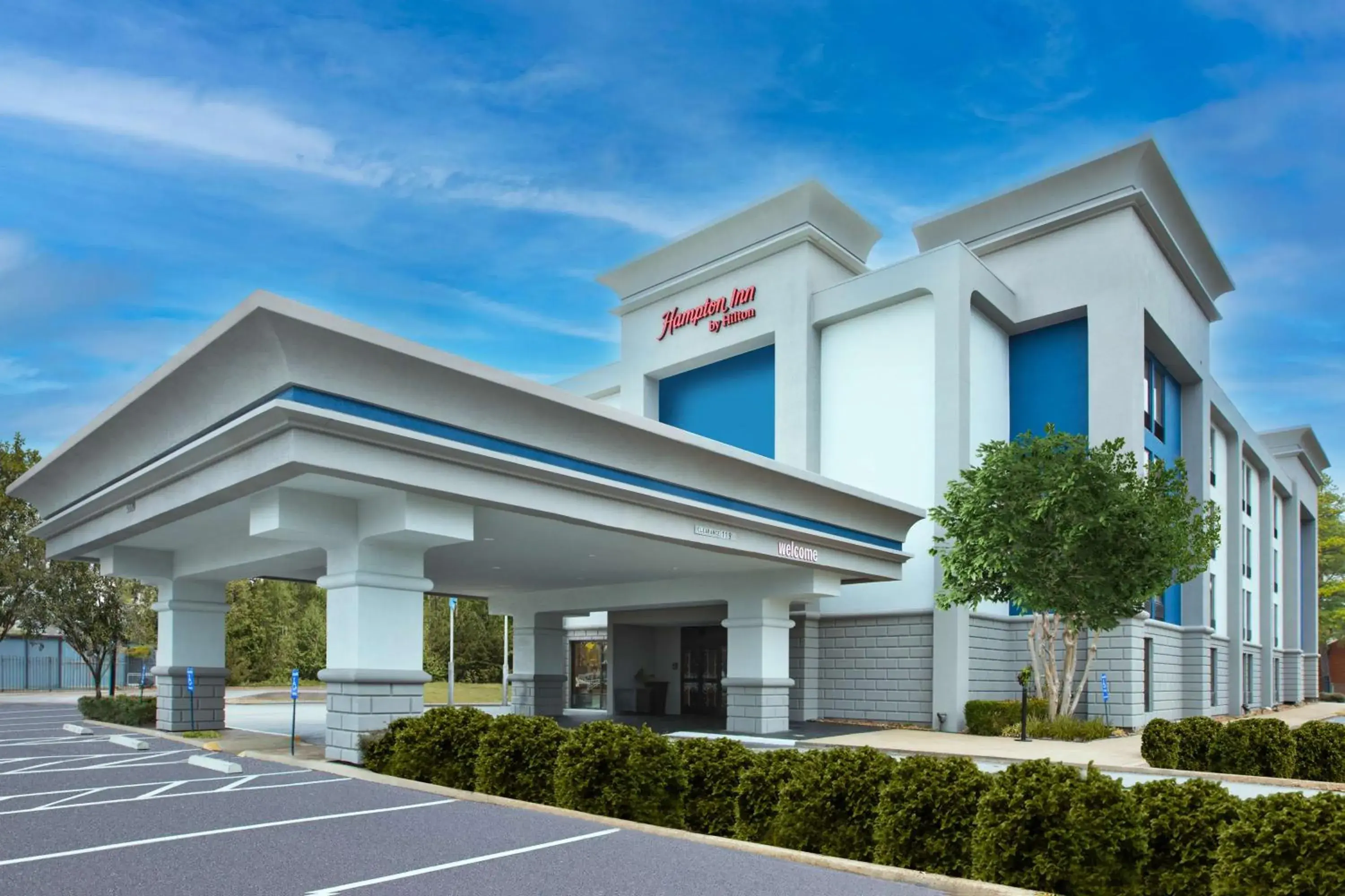 Property building in Hampton Inn Memphis-Poplar Property building in Hampton Inn Memphis-Poplar