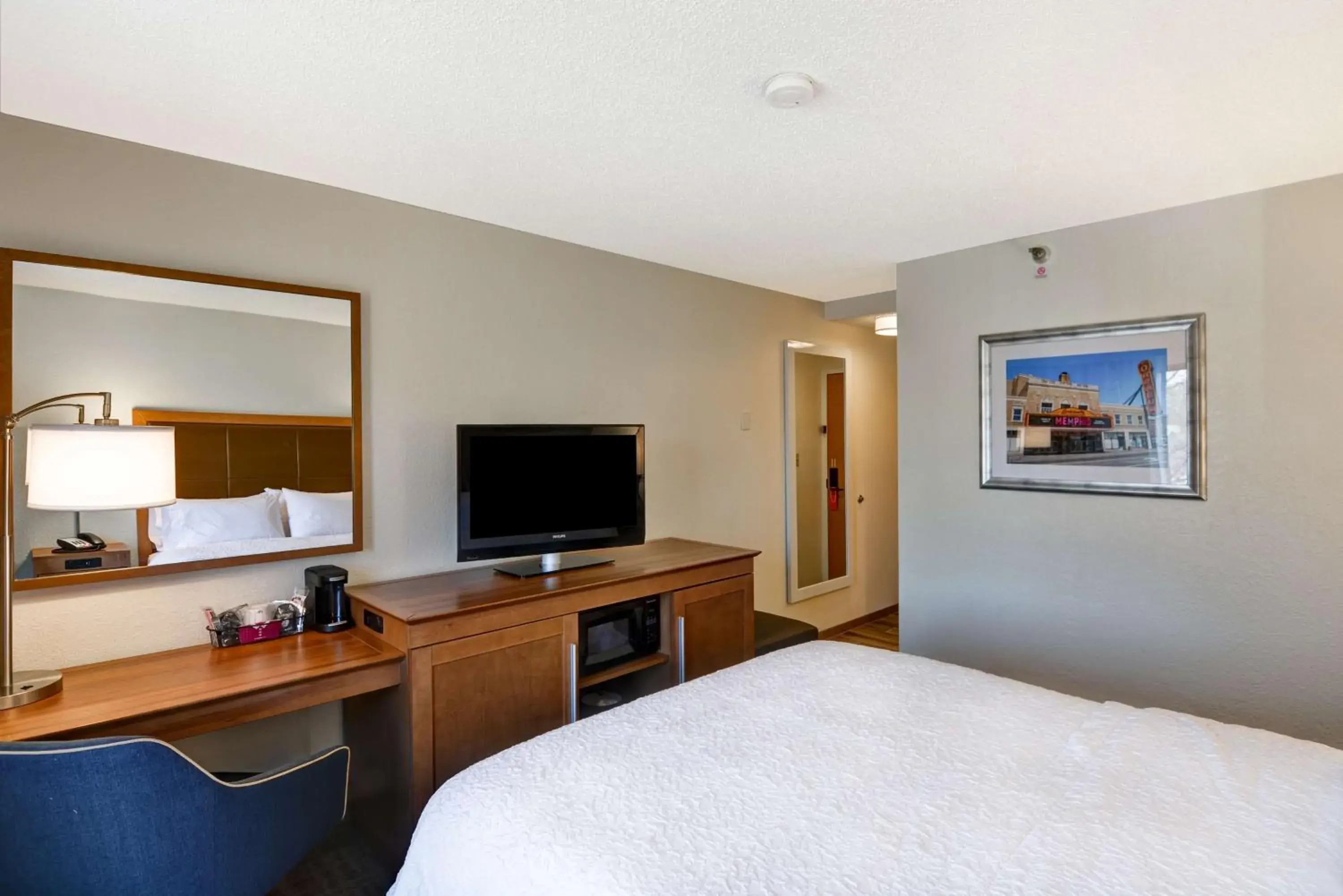 Bed in Hampton Inn Memphis-Poplar Bed in Hampton Inn Memphis-Poplar