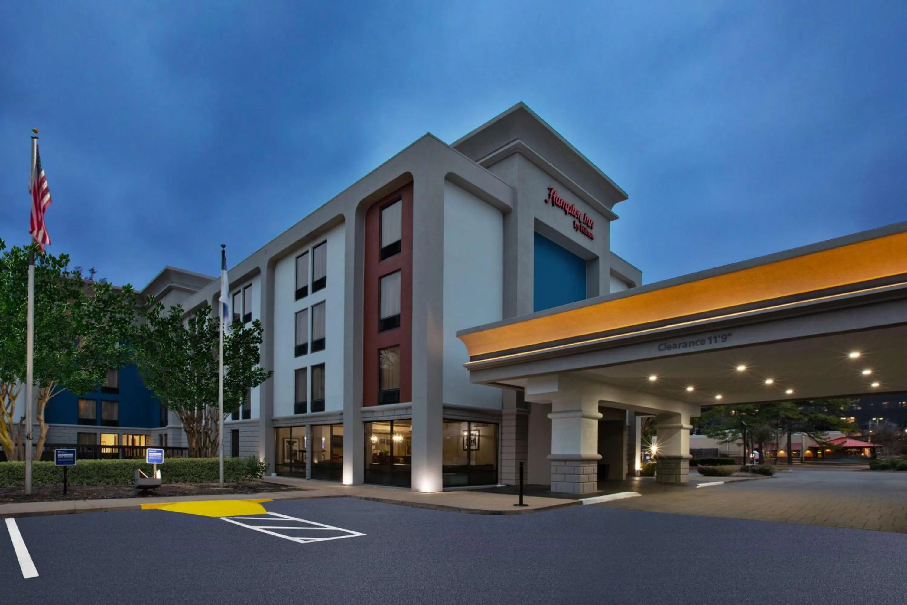 Property building in Hampton Inn Memphis-Poplar
