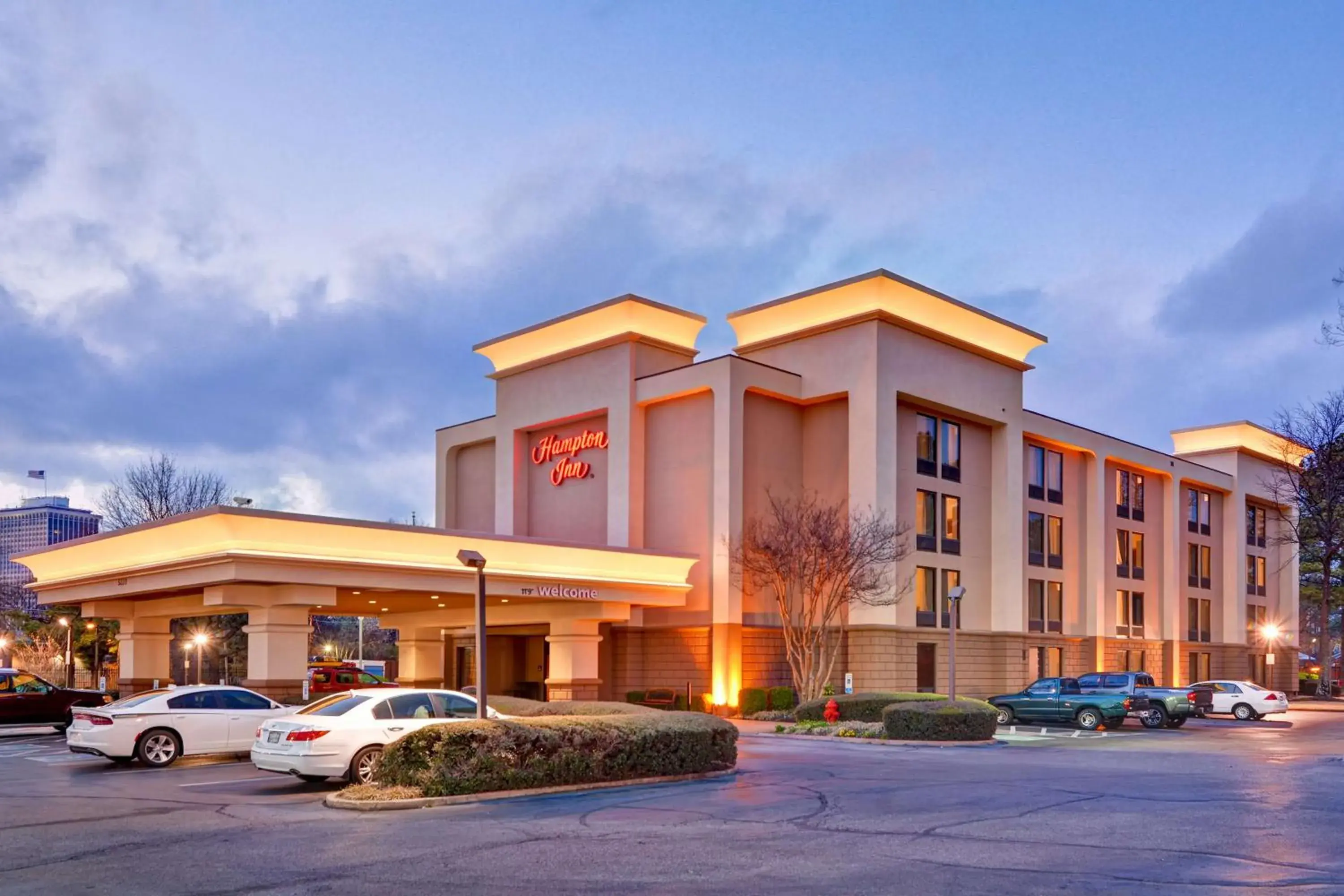 Property building in Hampton Inn Memphis-Poplar Property building in Hampton Inn Memphis-Poplar
