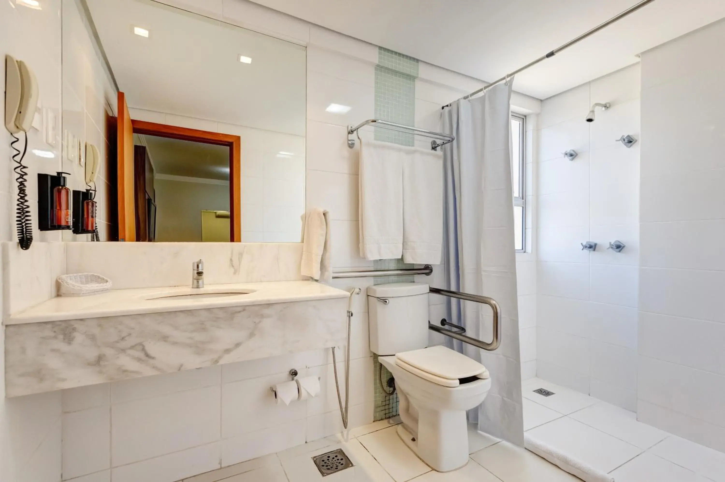 Bathroom in BH Jaraguá Hotel Bathroom in BH Jaraguá Hotel