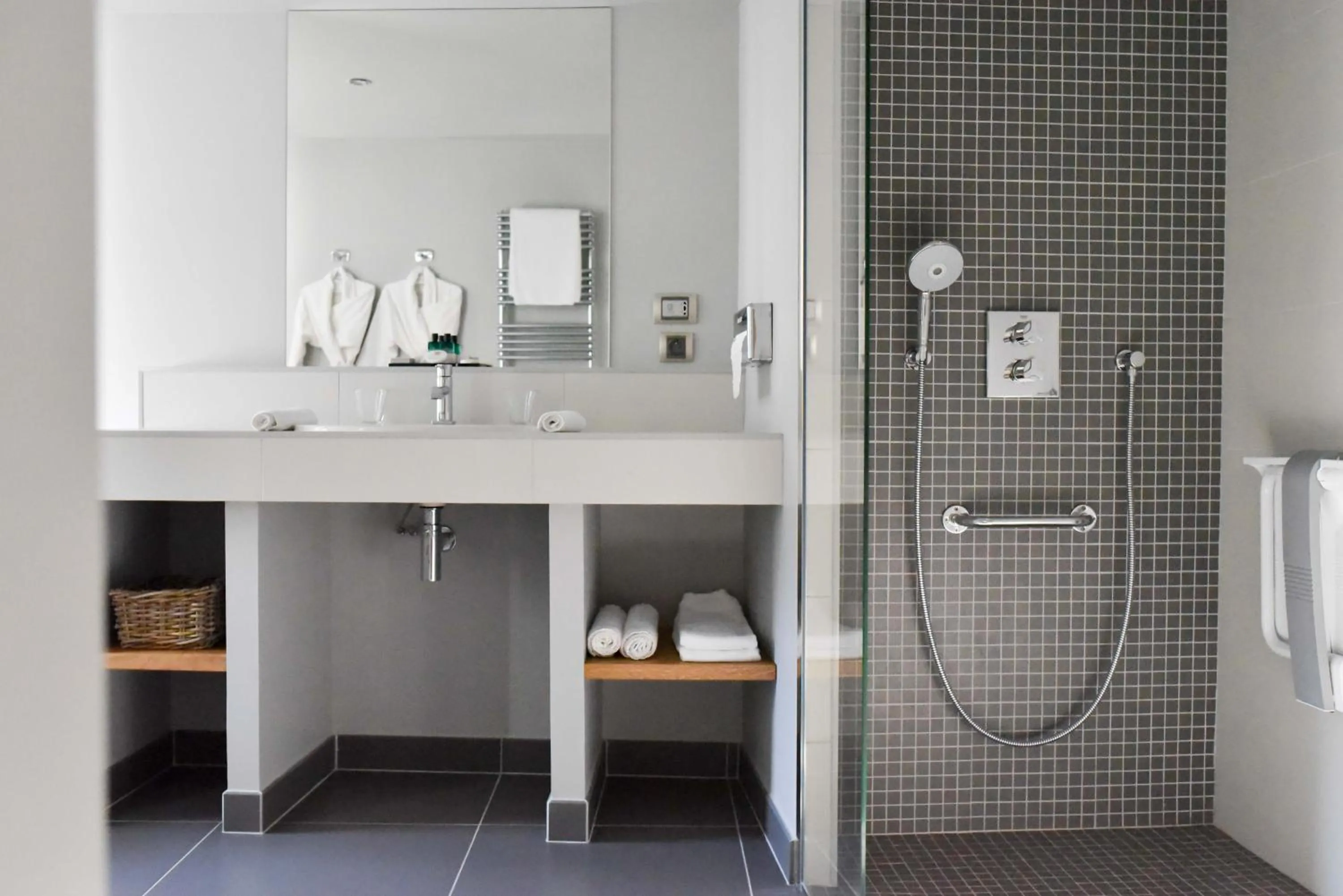 Shower in Grand Hôtel du Lion d'Or