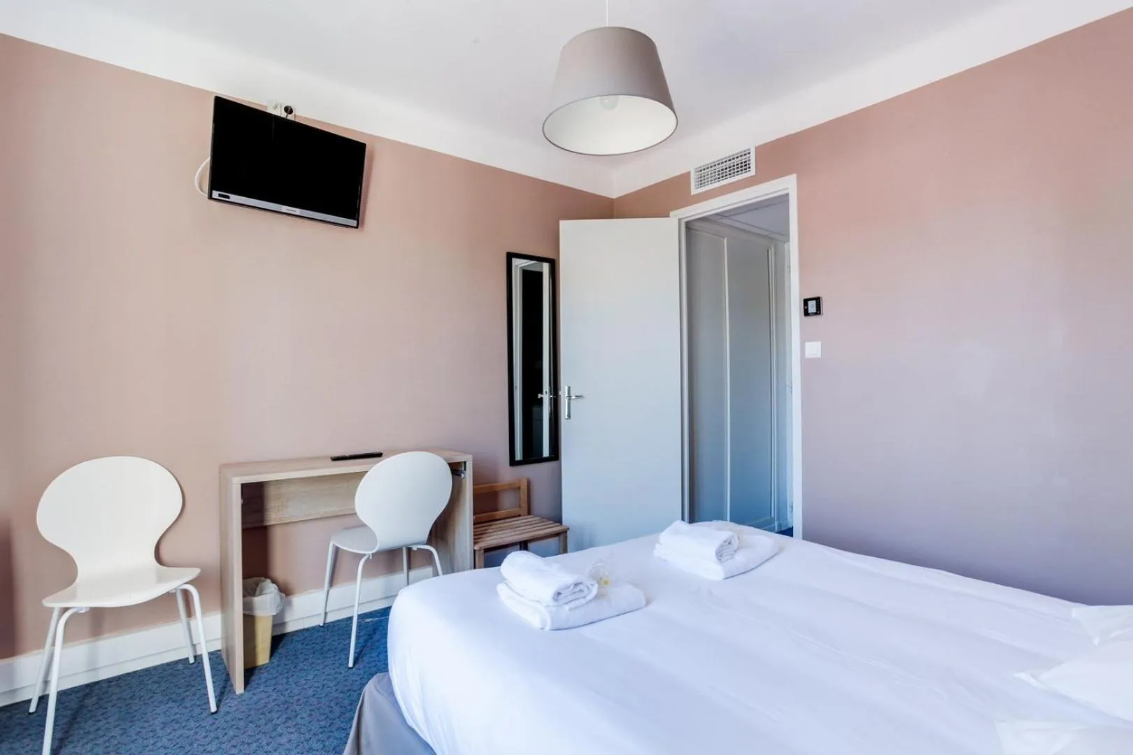 Photo of the whole room, Bed in Hôtel-Restaurant Le Blueberry