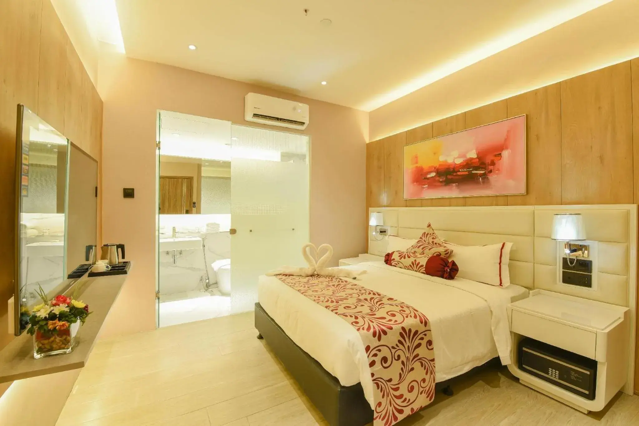 Standard Queen Room (no window) in Red Hotel Cubao, Quezon City Standard Queen Room (no window) in Red Hotel Cubao, Quezon City