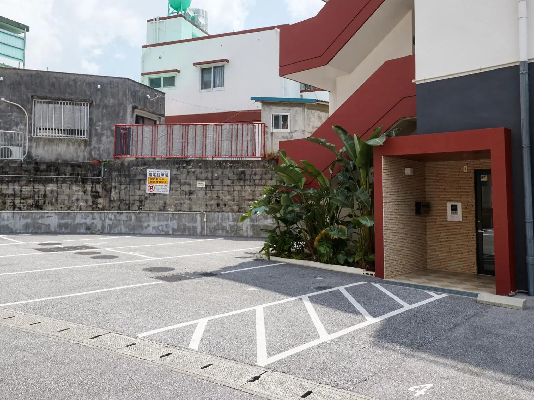 Facade/entrance in ミチ旅ホテル 読谷 Facade/entrance in ミチ旅ホテル 読谷