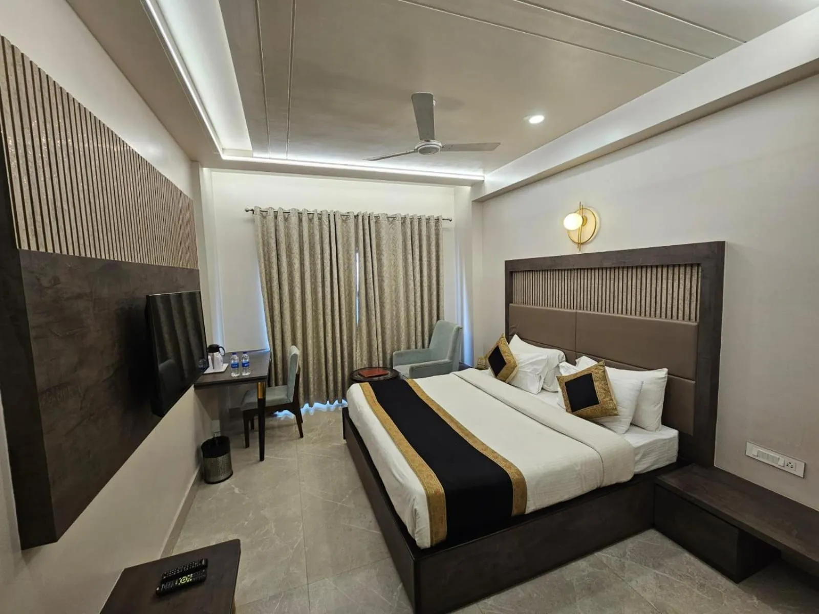 Bed in Hotel Abhinav International