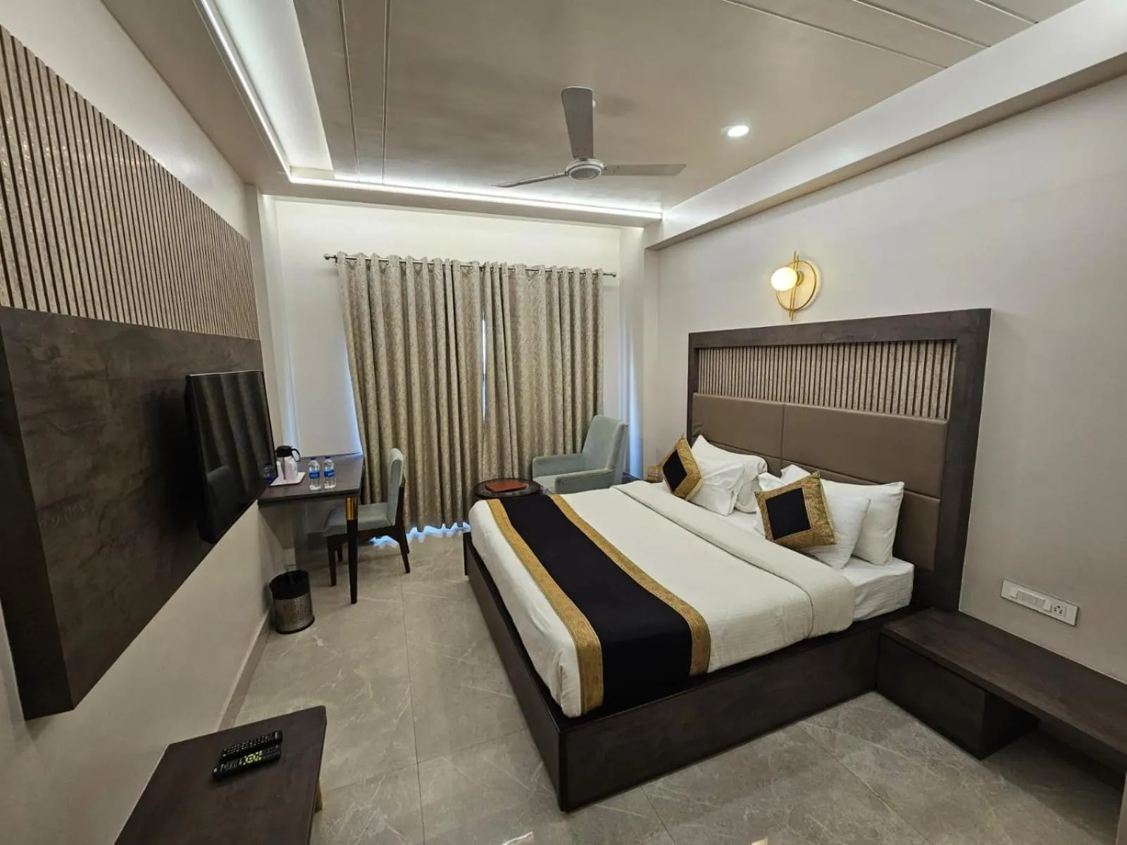 Bed in Hotel Abhinav International