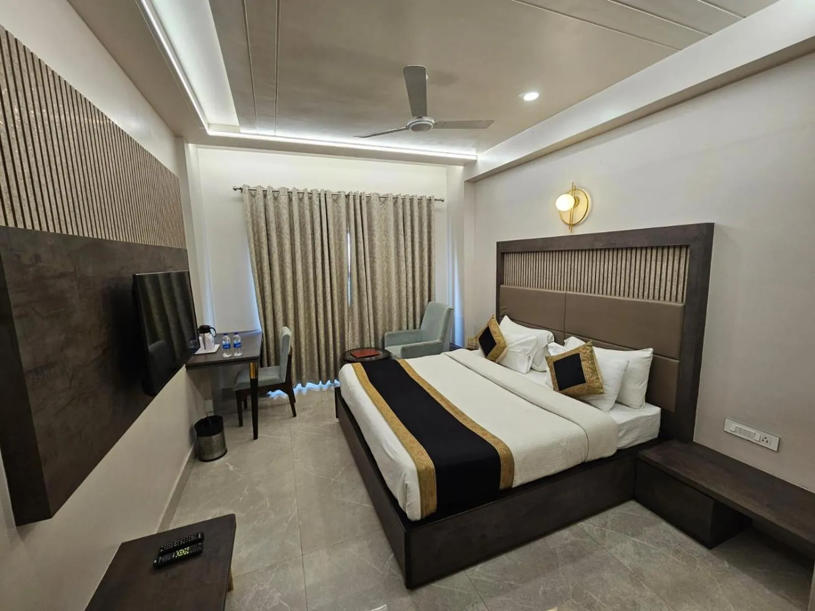 Bed in Hotel Abhinav International