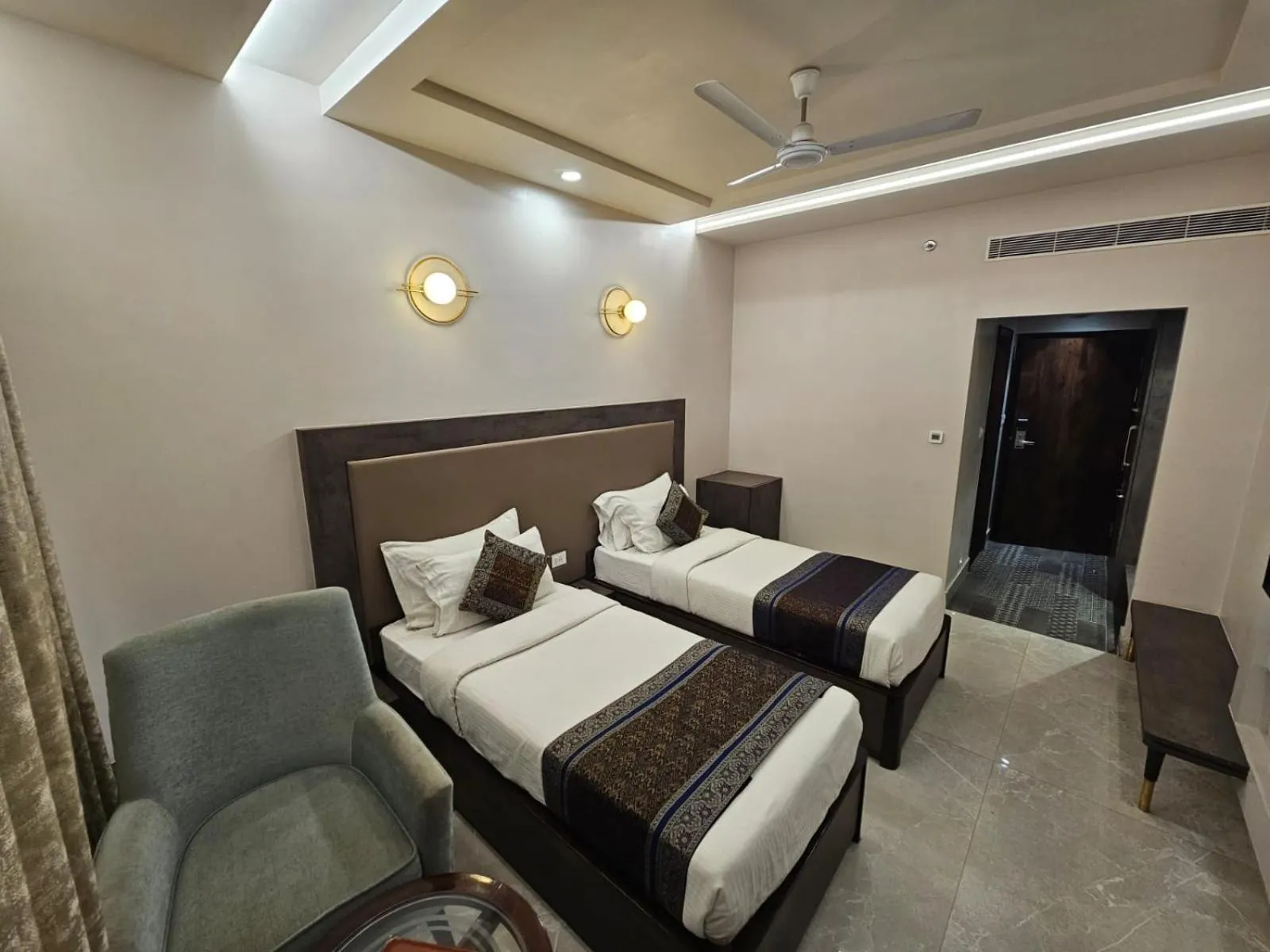 Bed in Hotel Abhinav International