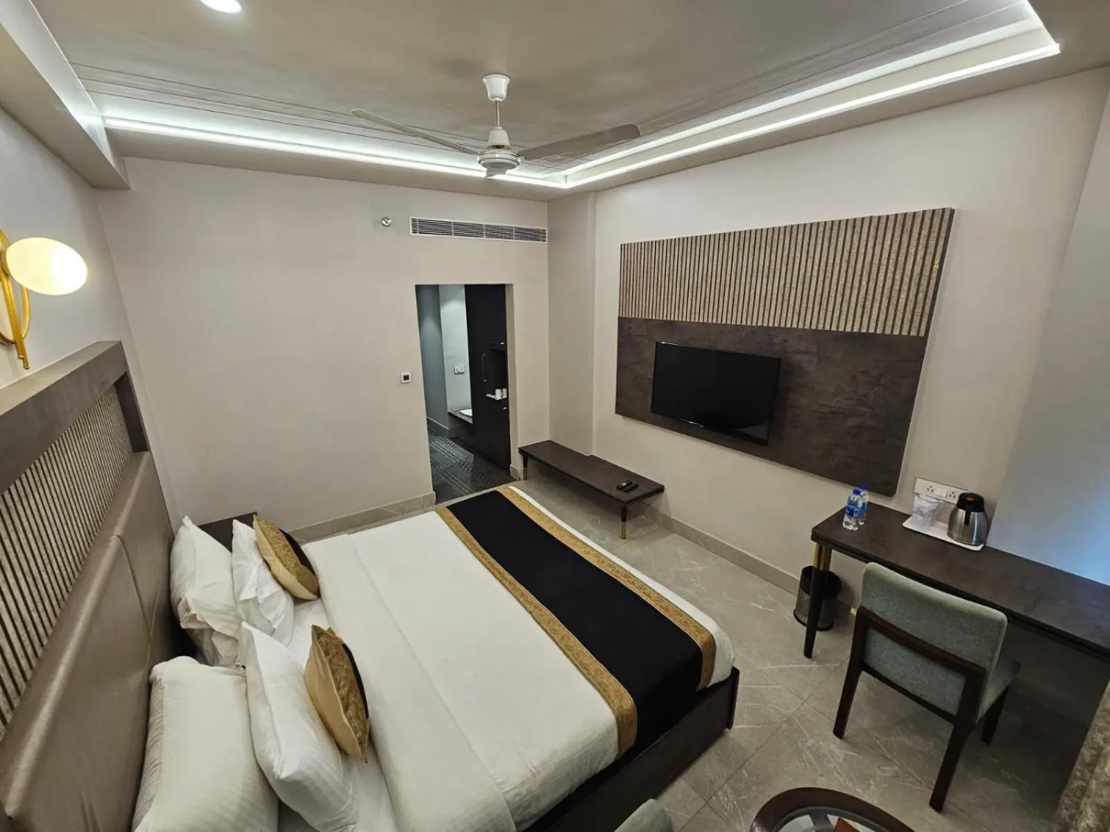 Bed in Hotel Abhinav International