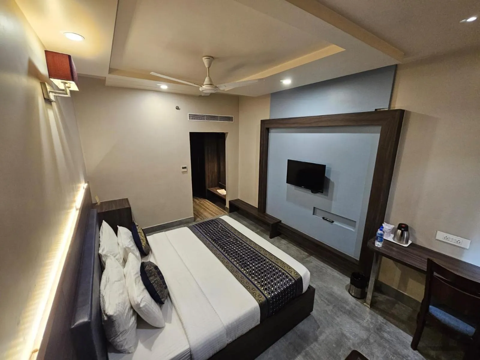 Bed in Hotel Abhinav International