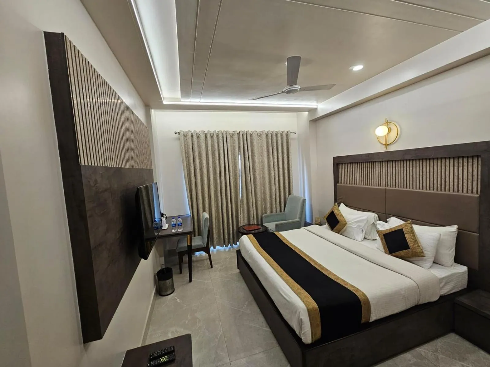 Bed in Hotel Abhinav International