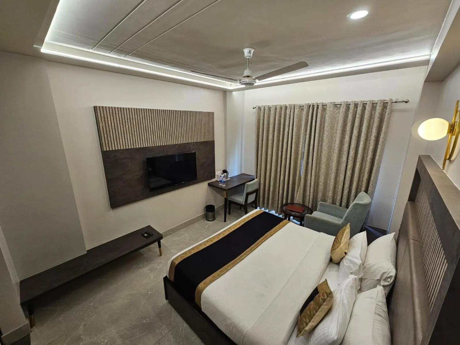 Bed in Hotel Abhinav International