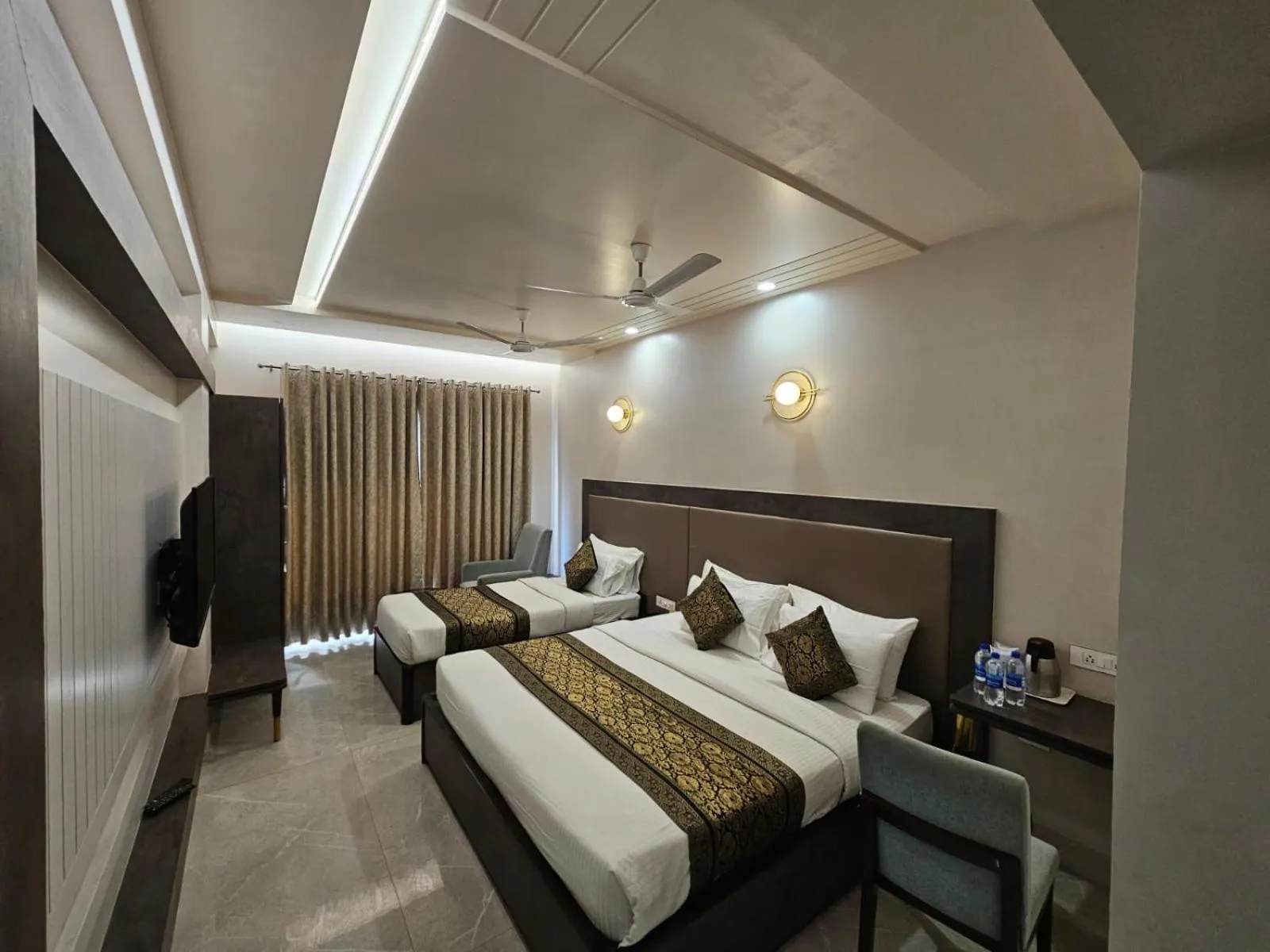 Bed in Hotel Abhinav International