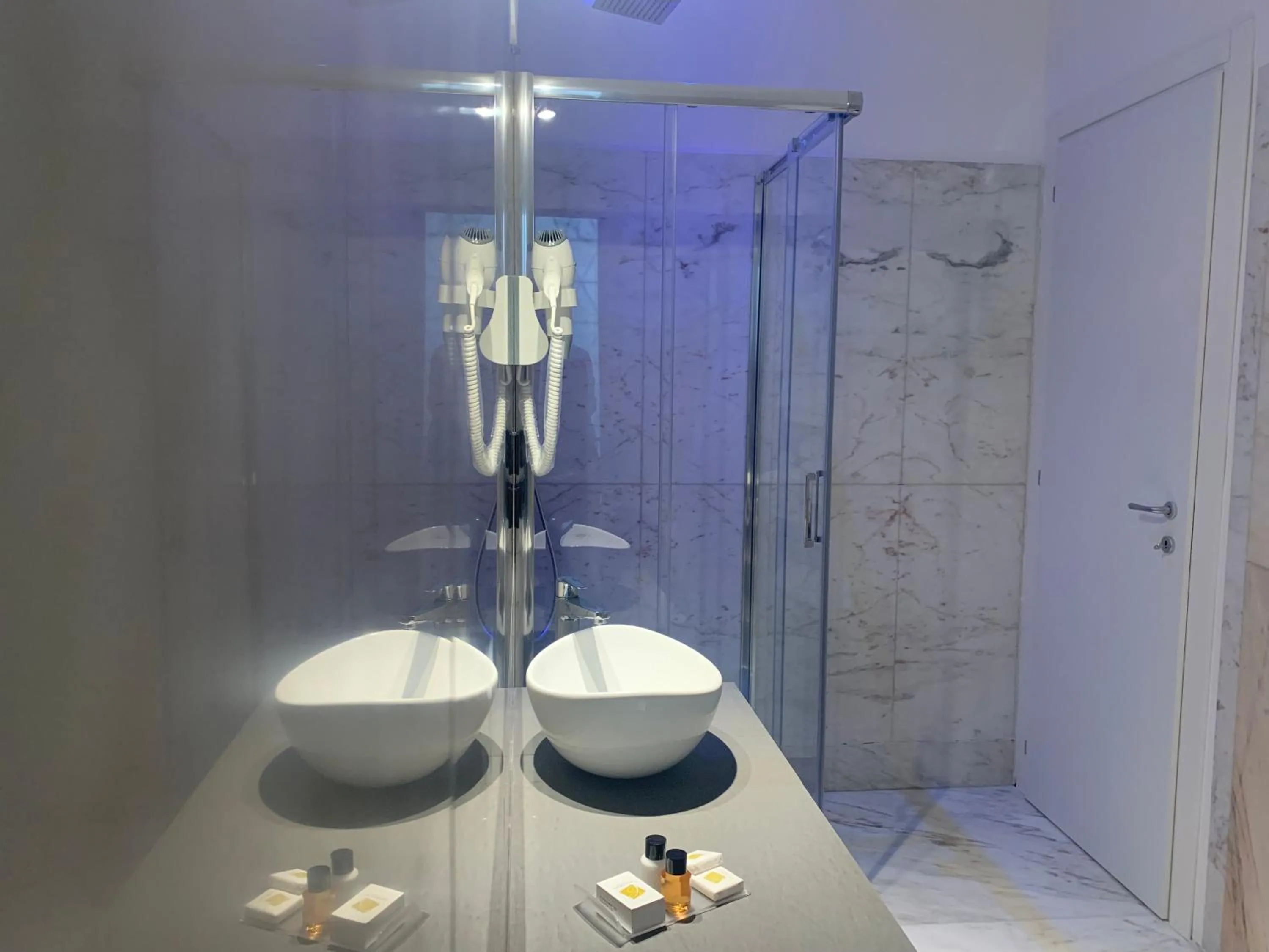 Shower in Cellamare Suite & Spa