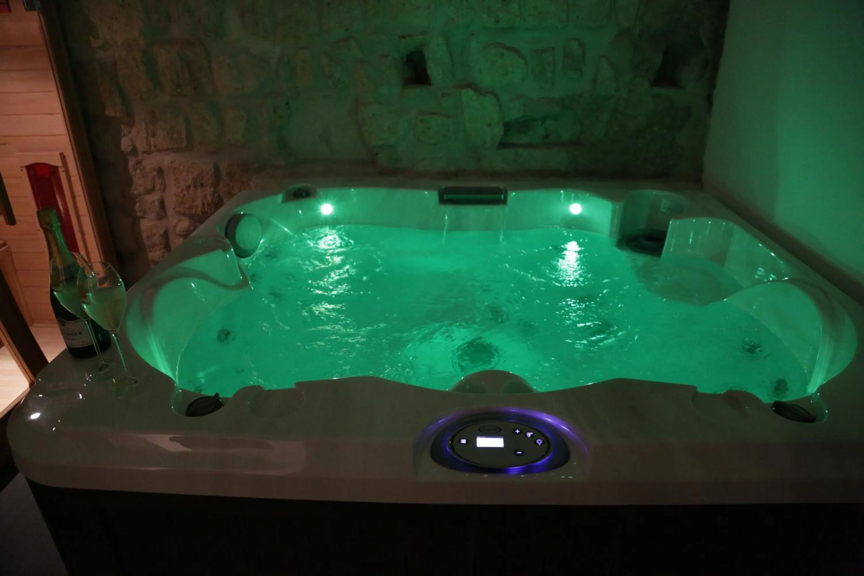 Hot Tub in Cellamare Suite & Spa