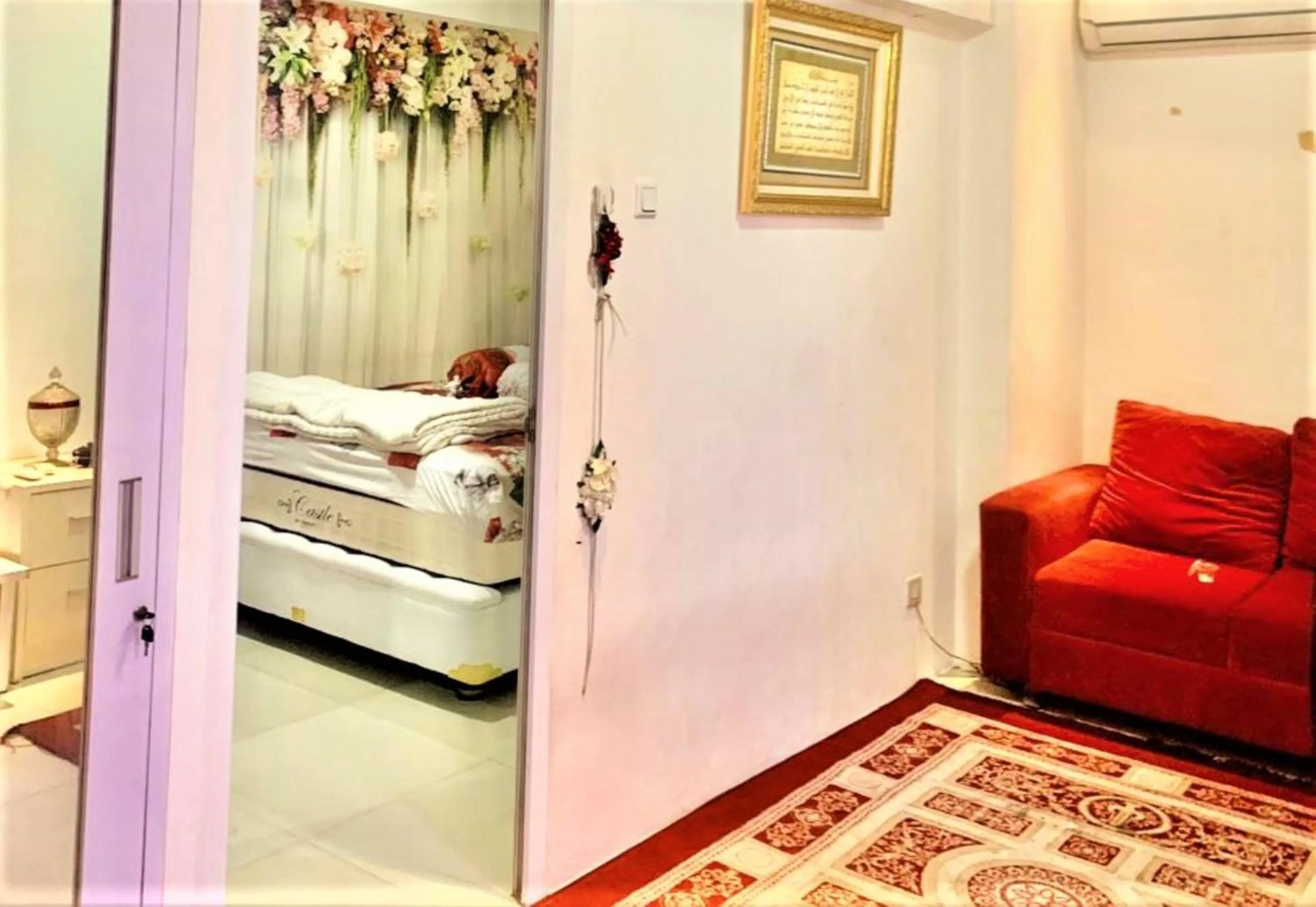 Living room, Bed in Apartemen Mutiara Bekasi by Veeroom
