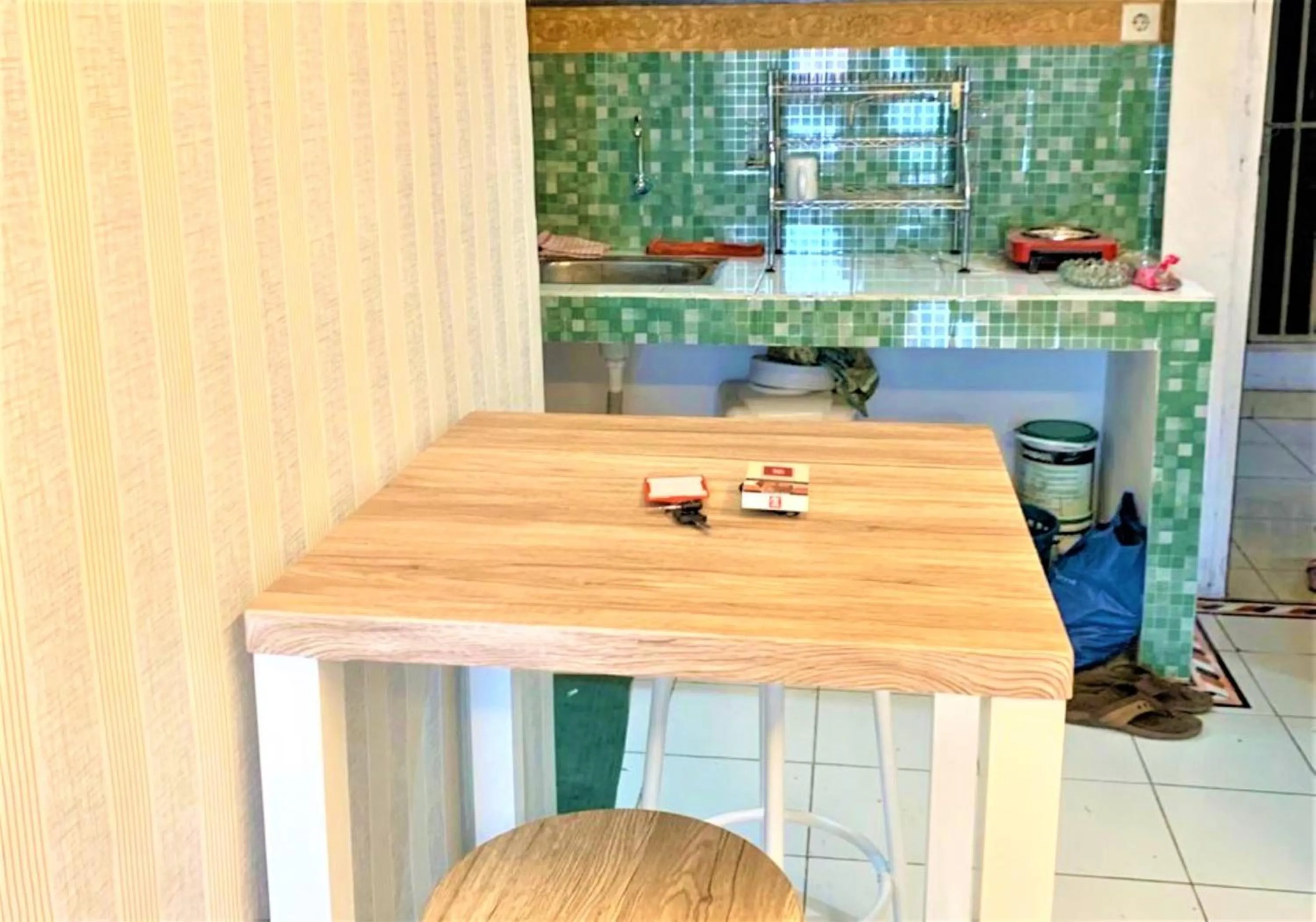 Dining area in Apartemen Mutiara Bekasi by Veeroom