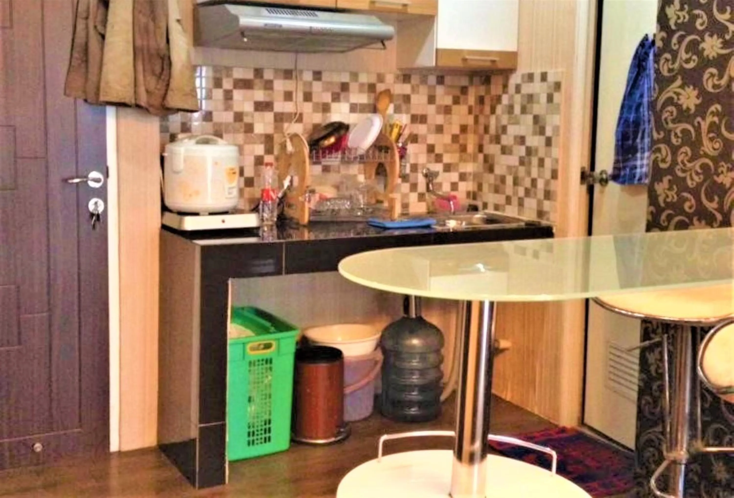 Kitchen or kitchenette in Apartemen Mutiara Bekasi by Veeroom