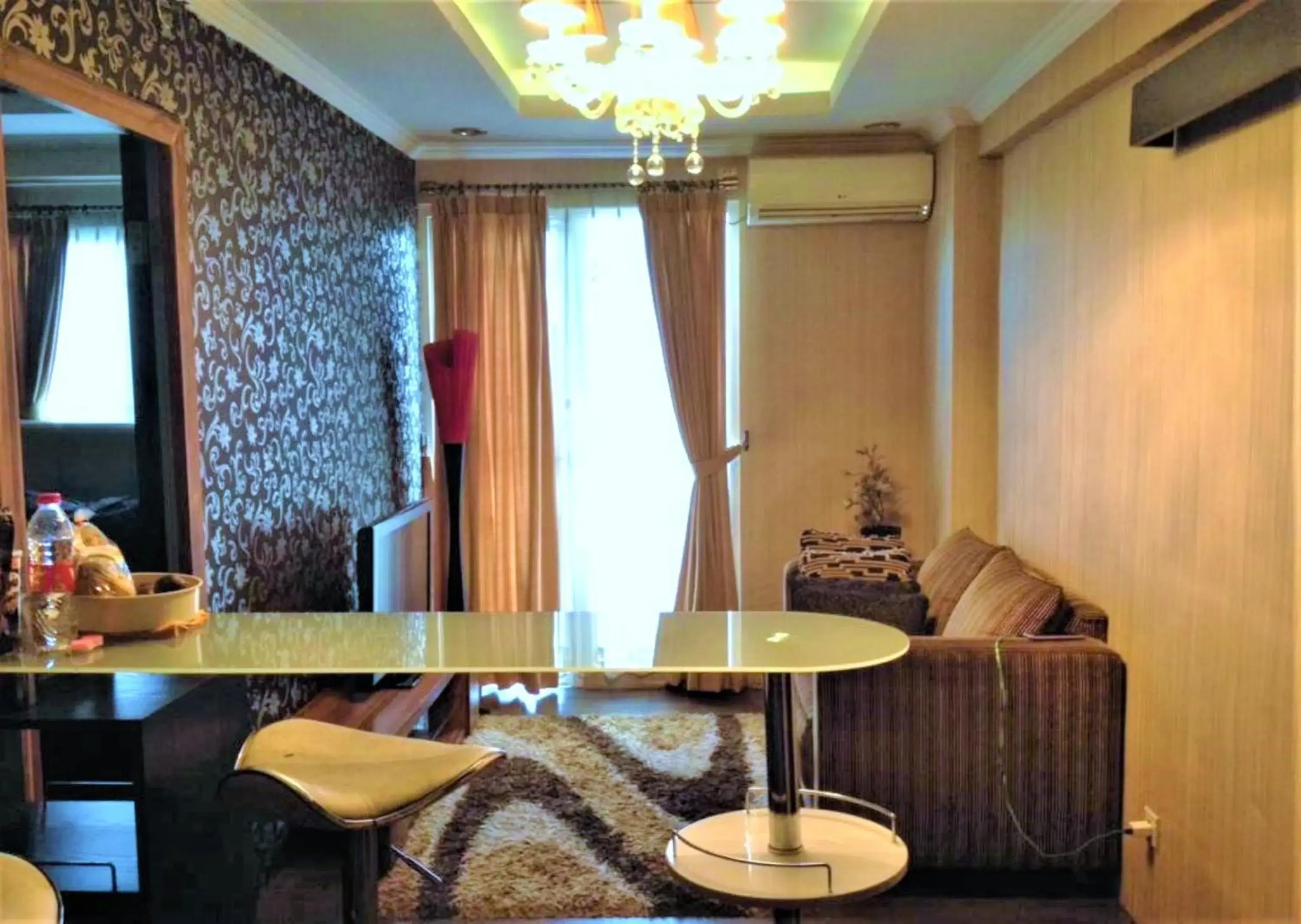 Living room in Apartemen Mutiara Bekasi by Veeroom Living room in Apartemen Mutiara Bekasi by Veeroom