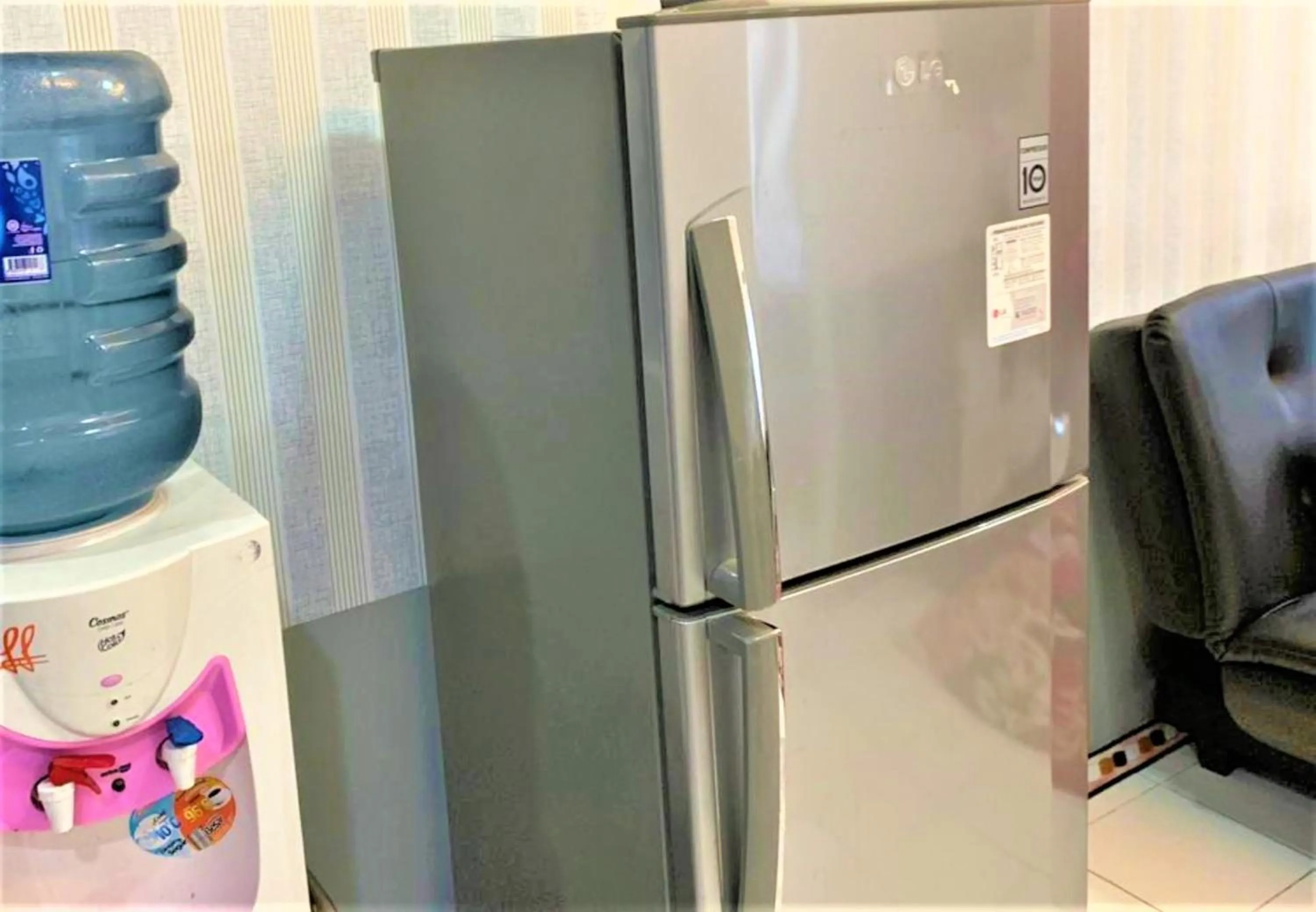 Living room in Apartemen Mutiara Bekasi by Veeroom