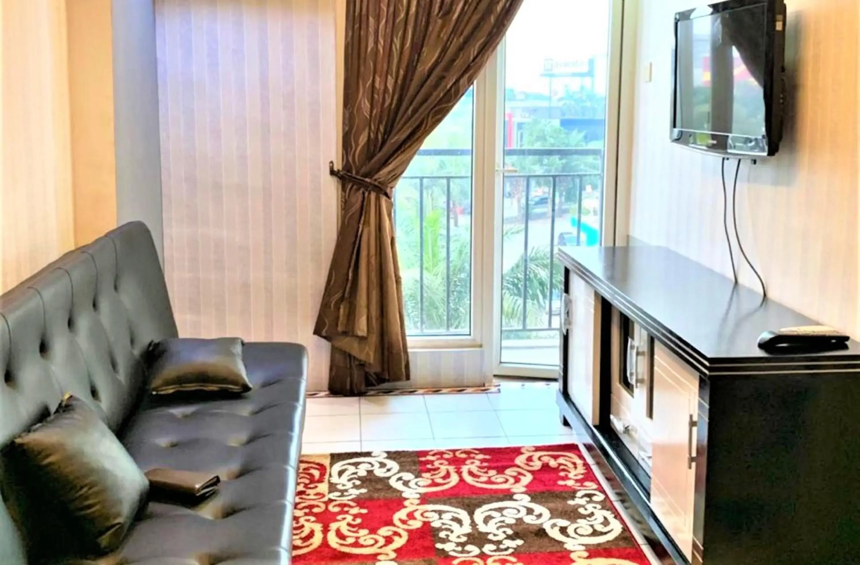 Living room in Apartemen Mutiara Bekasi by Veeroom Living room in Apartemen Mutiara Bekasi by Veeroom