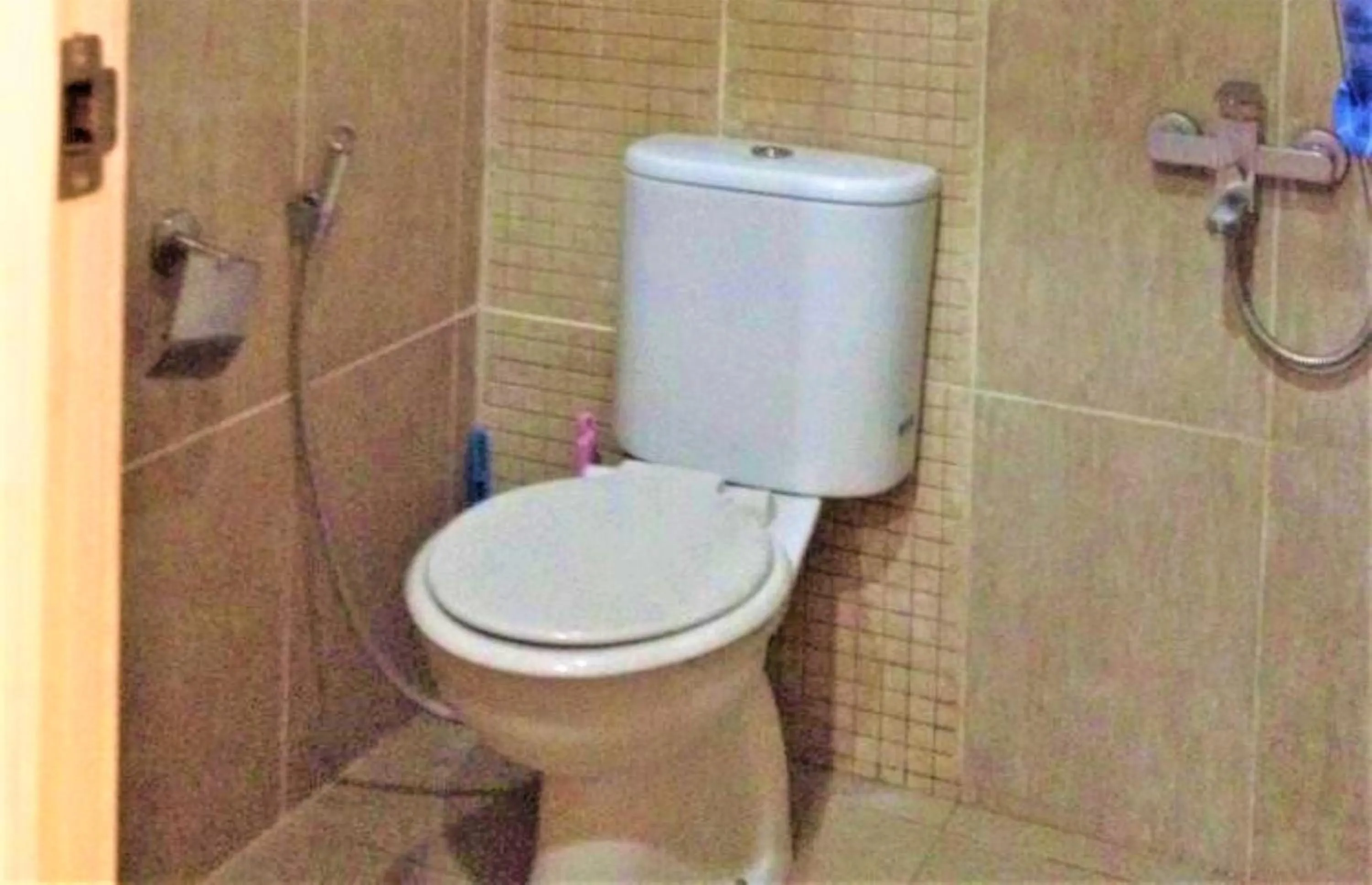 Bathroom in Apartemen Mutiara Bekasi by Veeroom