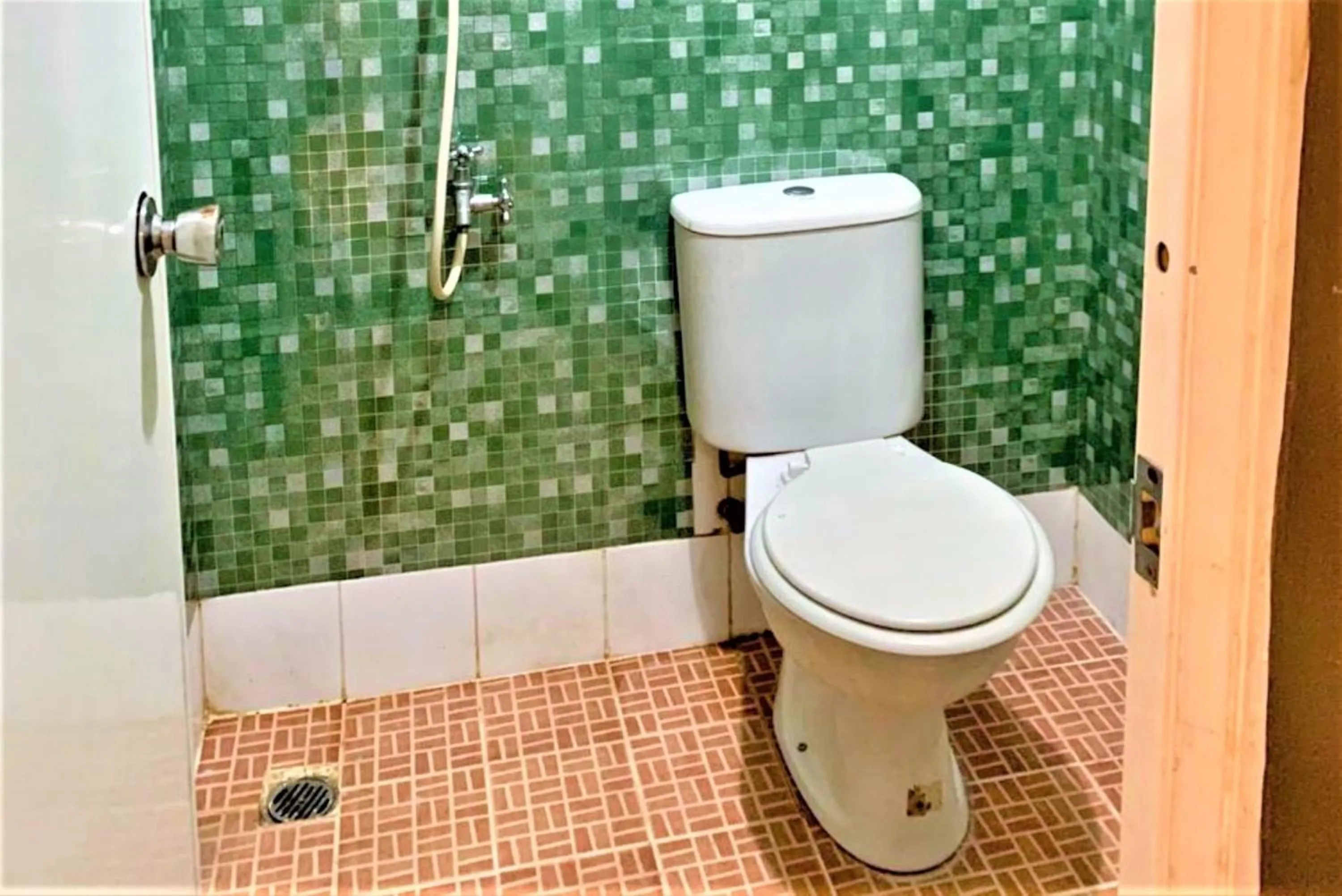 Bathroom in Apartemen Mutiara Bekasi by Veeroom