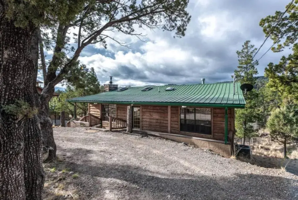 Hughes, Cabin at Ruidoso, with Forest View Hughes, Cabin at Ruidoso, with Forest View