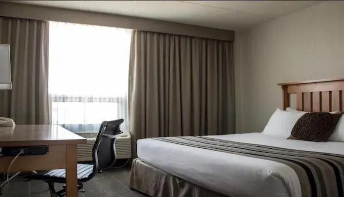 Bedroom, Bed in Heritage Inn Hotel & Convention Centre - Saskatoon Bedroom, Bed in Heritage Inn Hotel & Convention Centre - Saskatoon