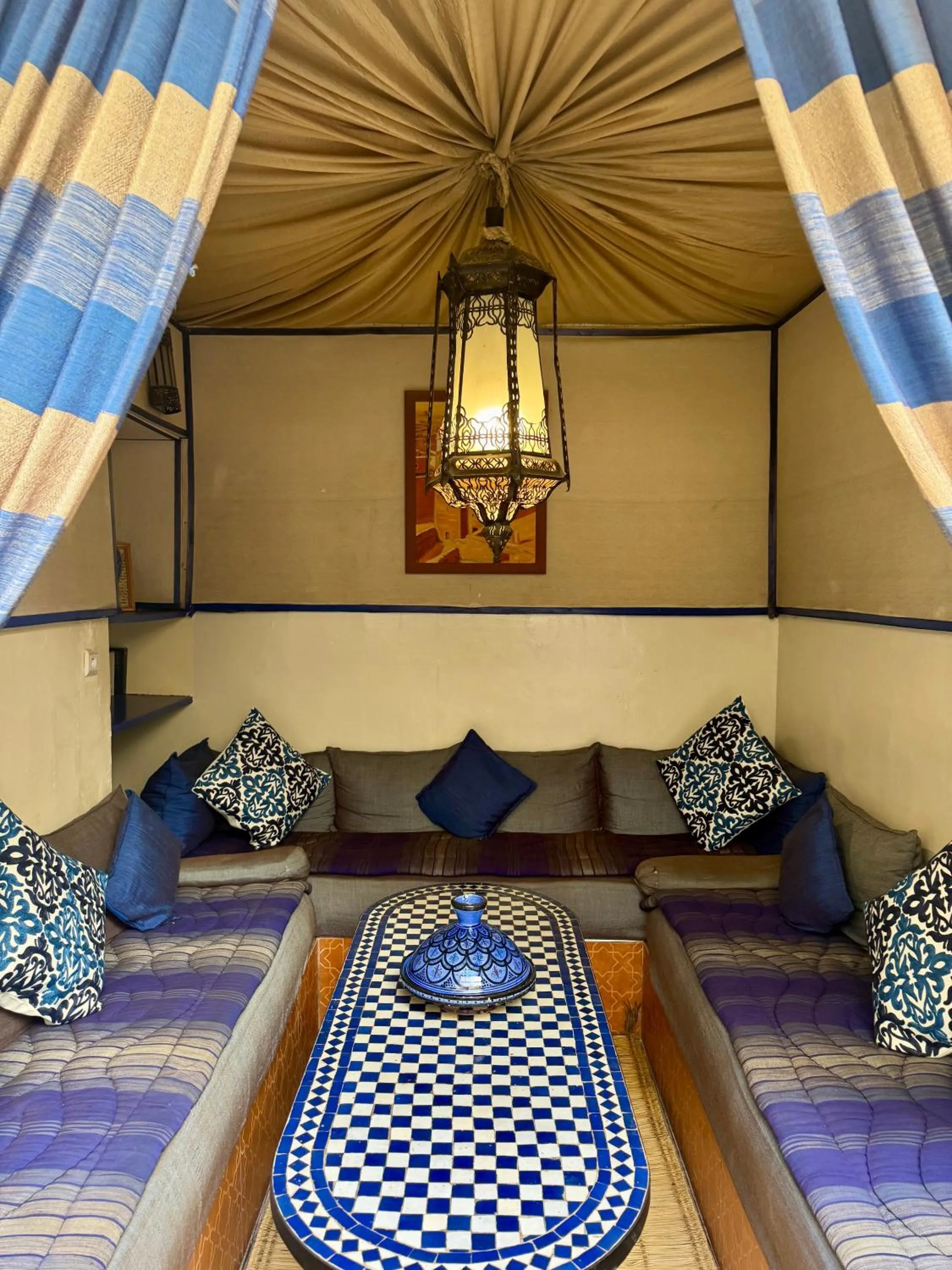 Seating area, Bed in Riad Hotel Sherazade