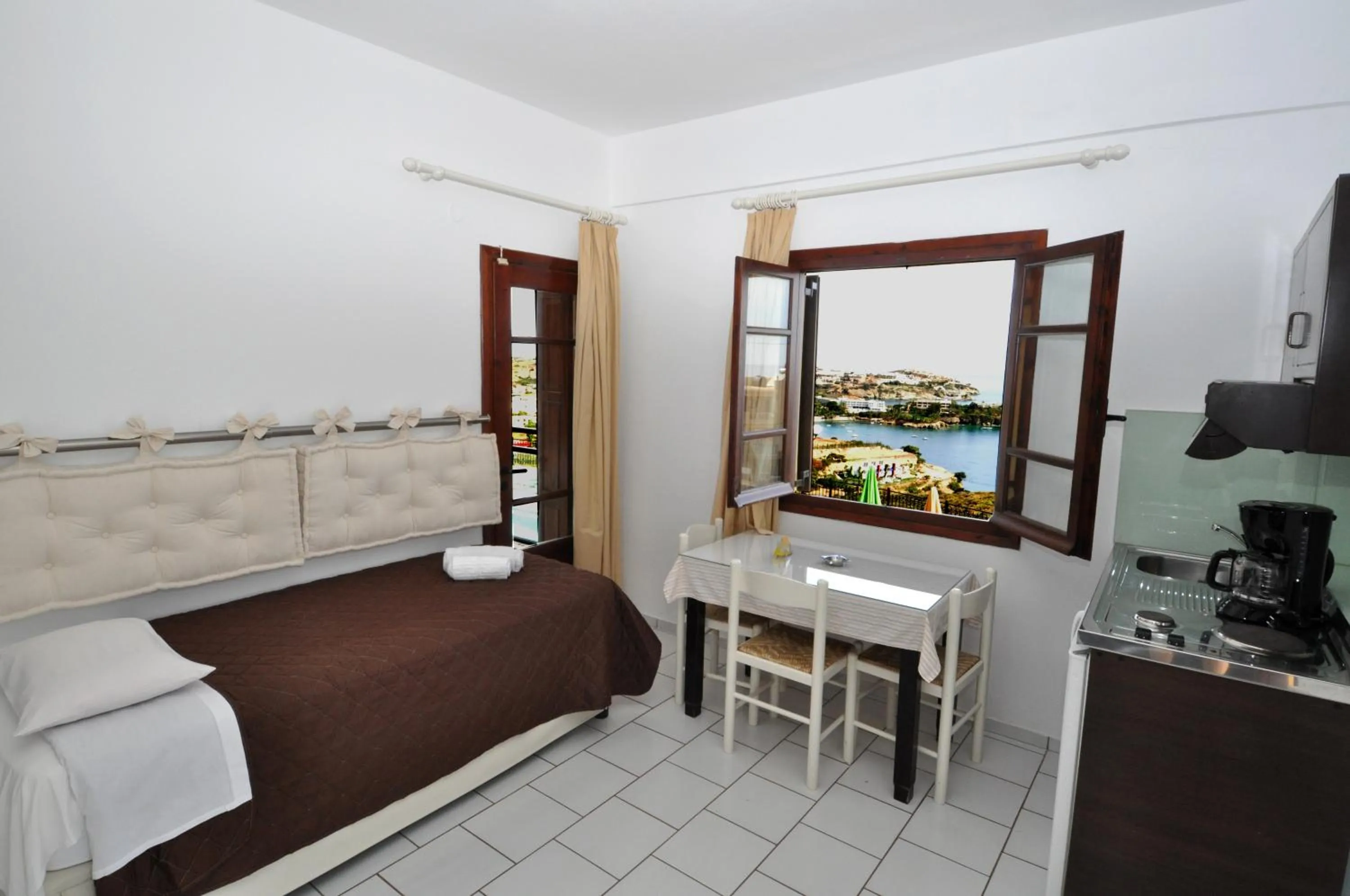 Dining area, Bed in Pennystella Apartments