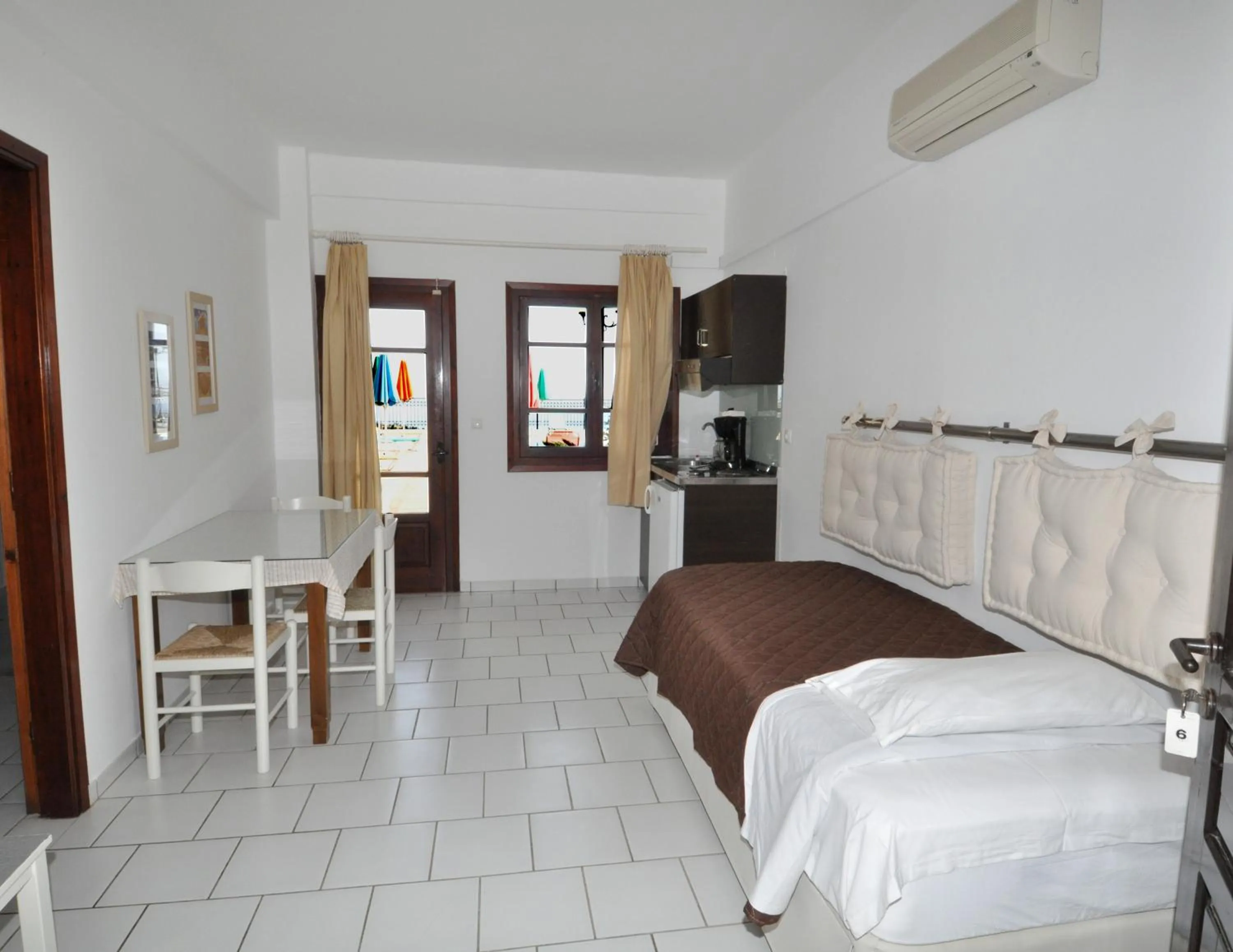 Dining area, Bed in Pennystella Apartments