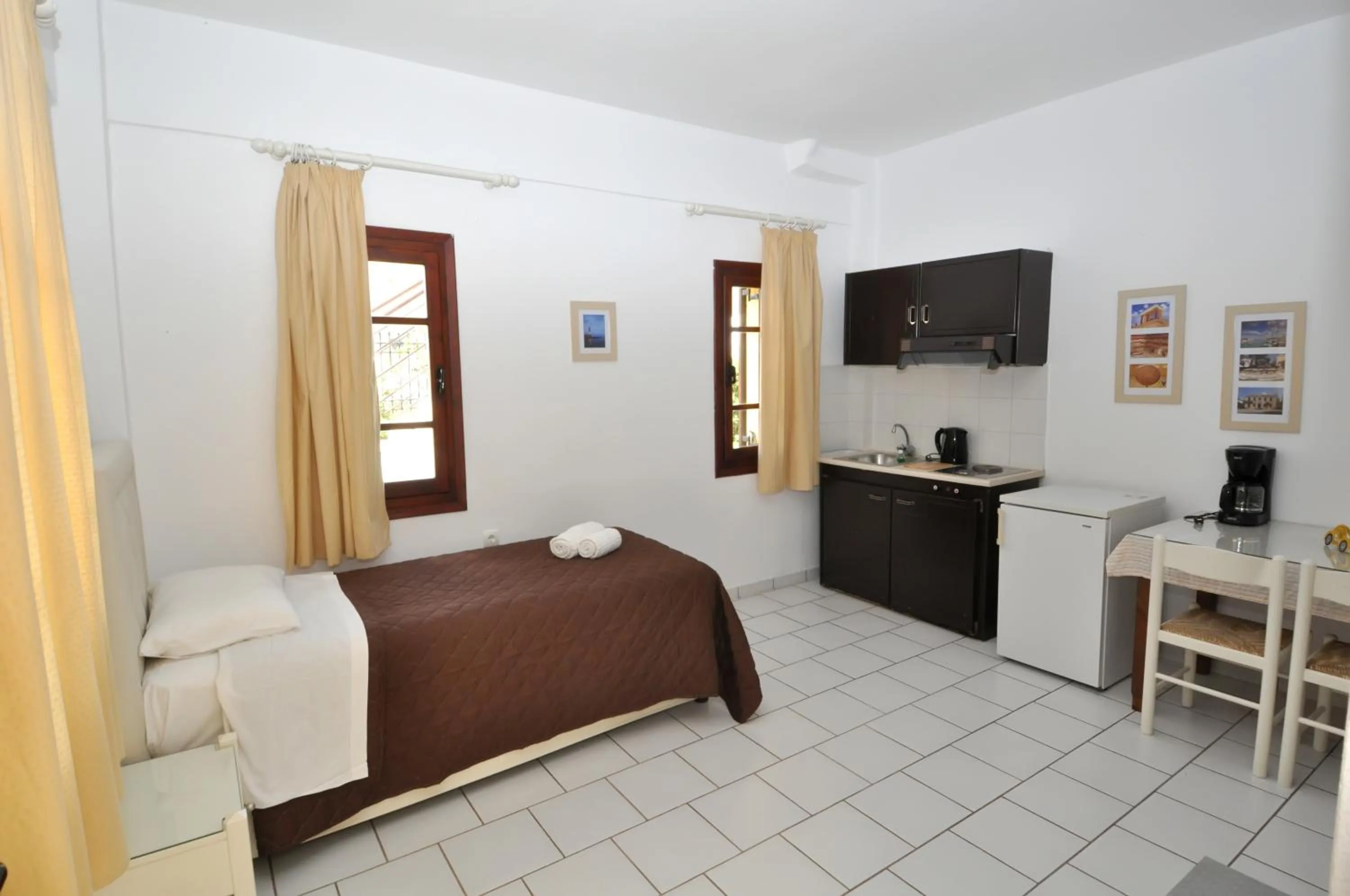 Dining area, Bed in Pennystella Apartments