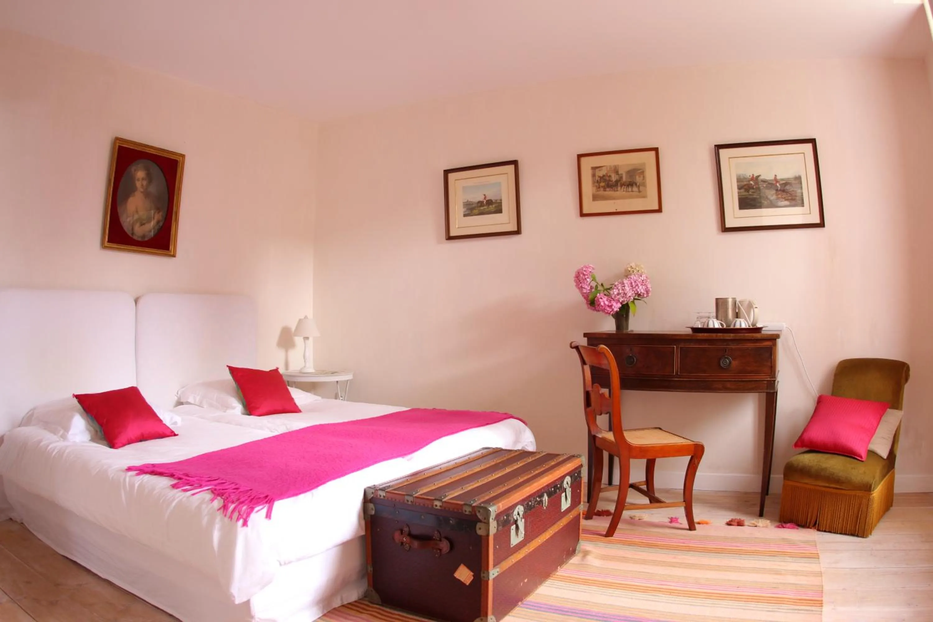 Photo of the whole room, Bed in Chateau de Flottemanville