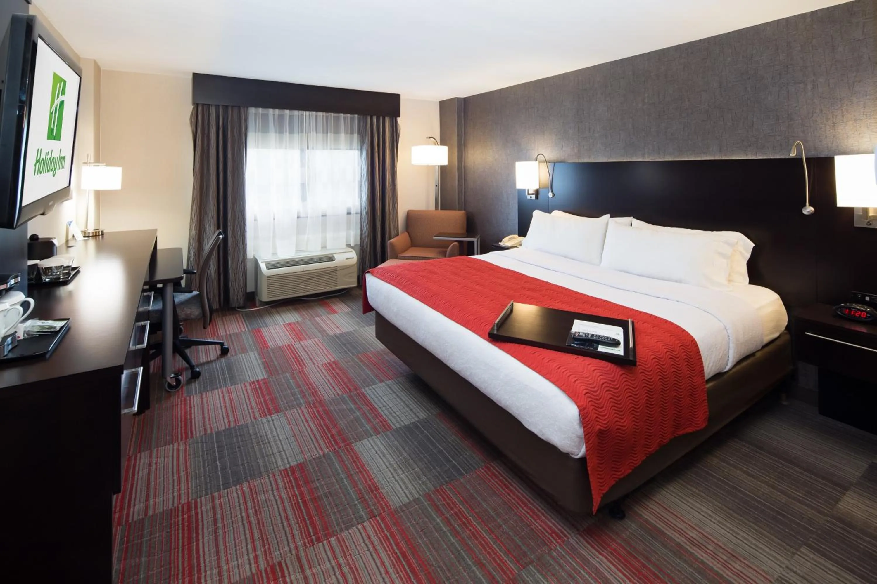 Photo of the whole room, Bed in Holiday Inn Milwaukee Riverfront by IHG