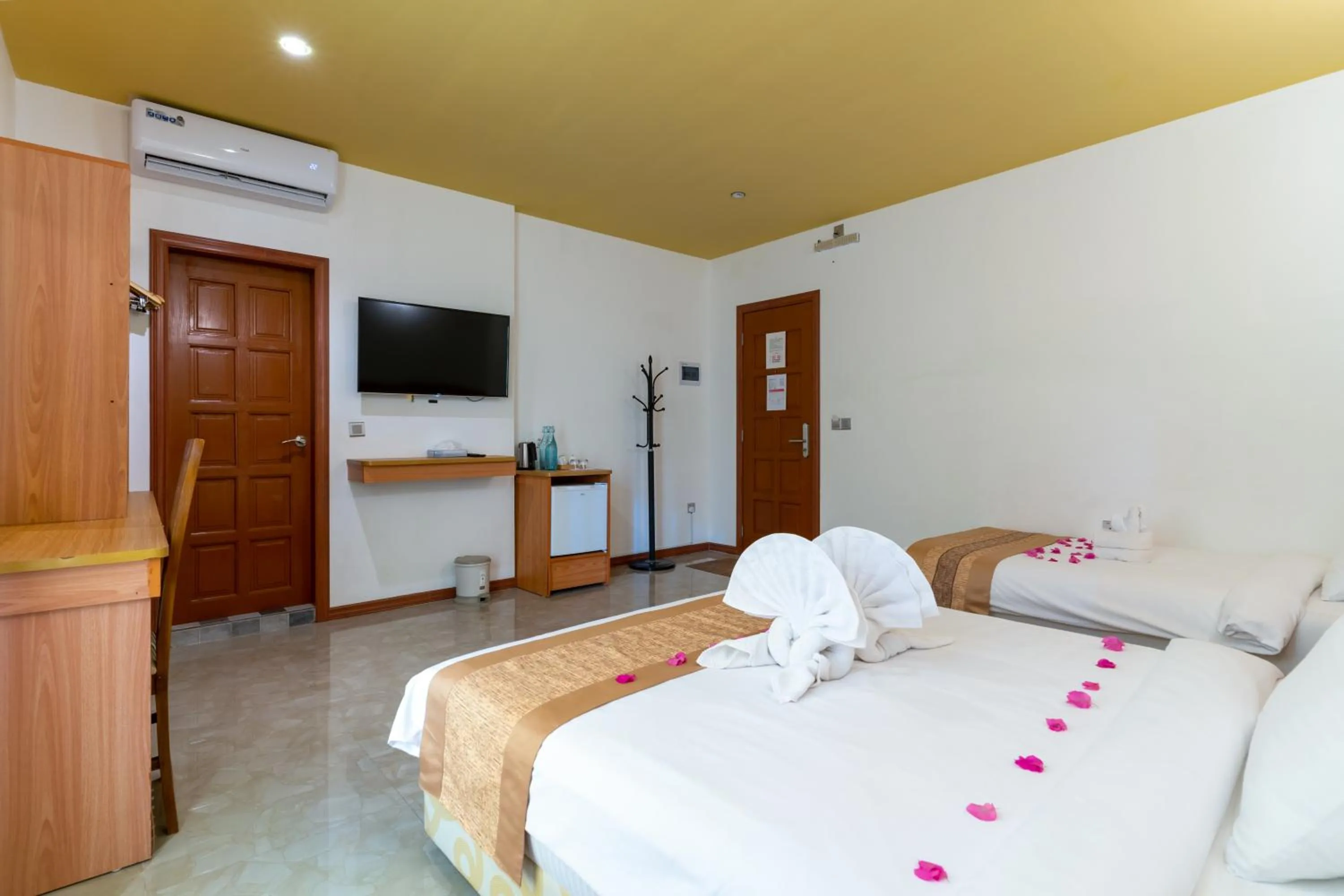 Bed in Nala Veli Beach & Spa