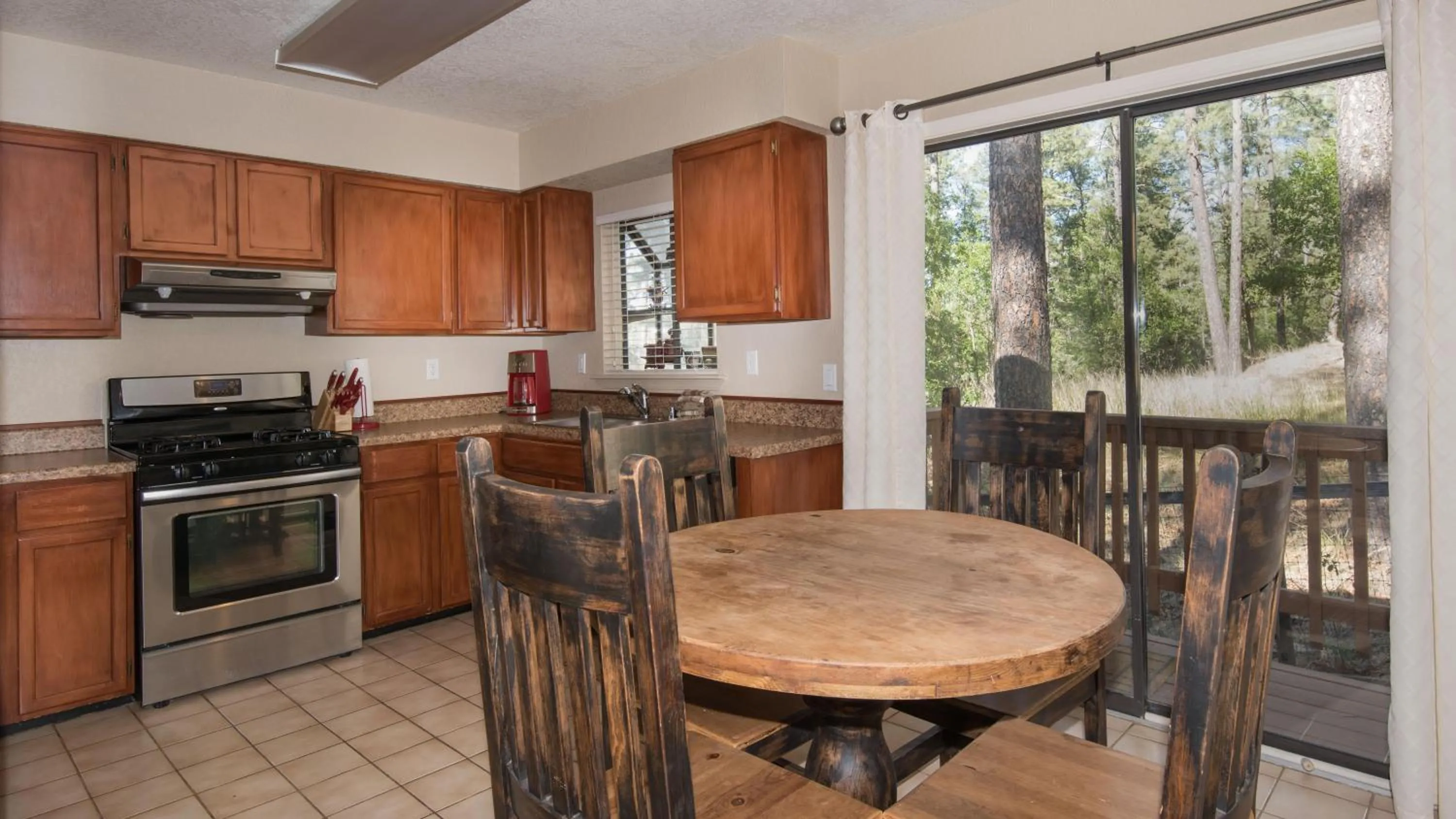 Kitchen or kitchenette in Tanglewood, Cabin at Ruidoso, with Forest View