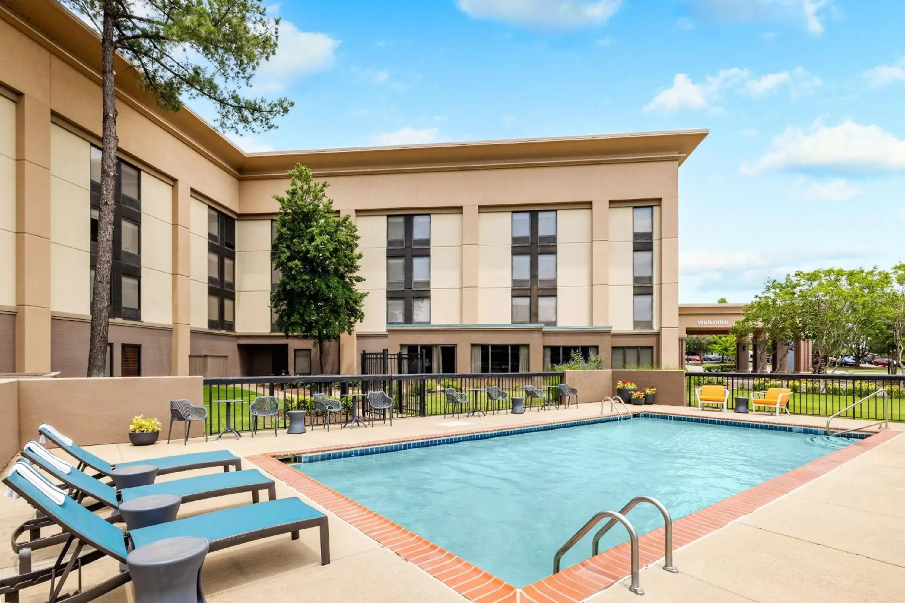 Pool view in Hampton Inn Memphis-Walnut Grove/Baptist East Pool view in Hampton Inn Memphis-Walnut Grove/Baptist East