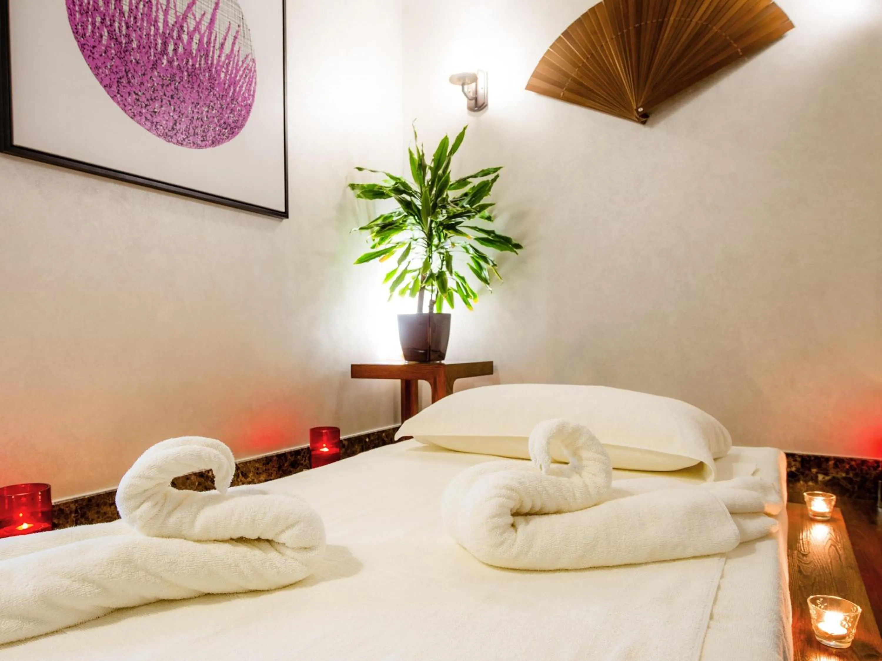 Restaurant/places to eat, Bed in Ibis Abu Dhabi Gate