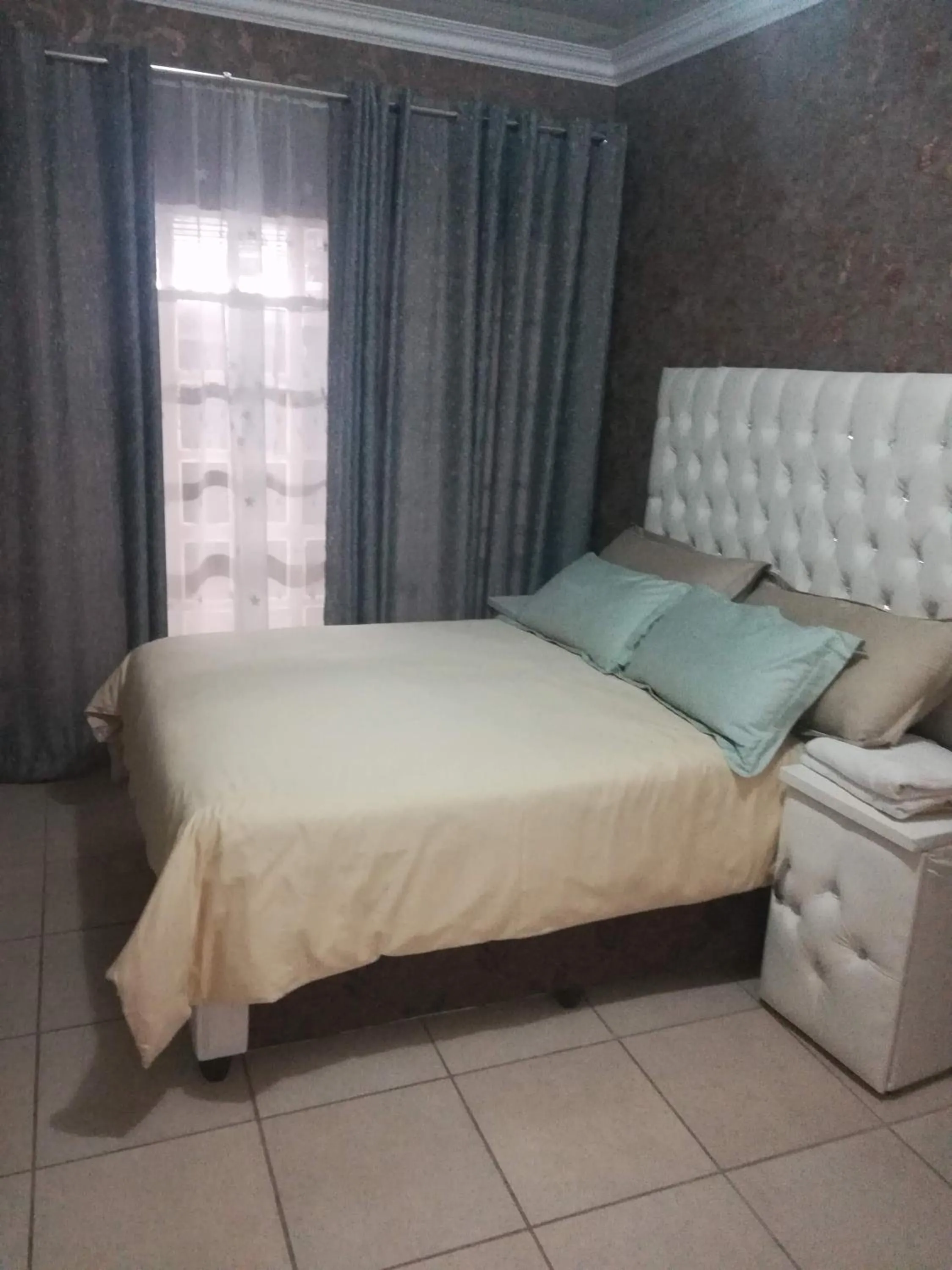Deluxe Double Room with Shower in Lalela House Boutique Guesthouse - Free Wifi & Secure Parking