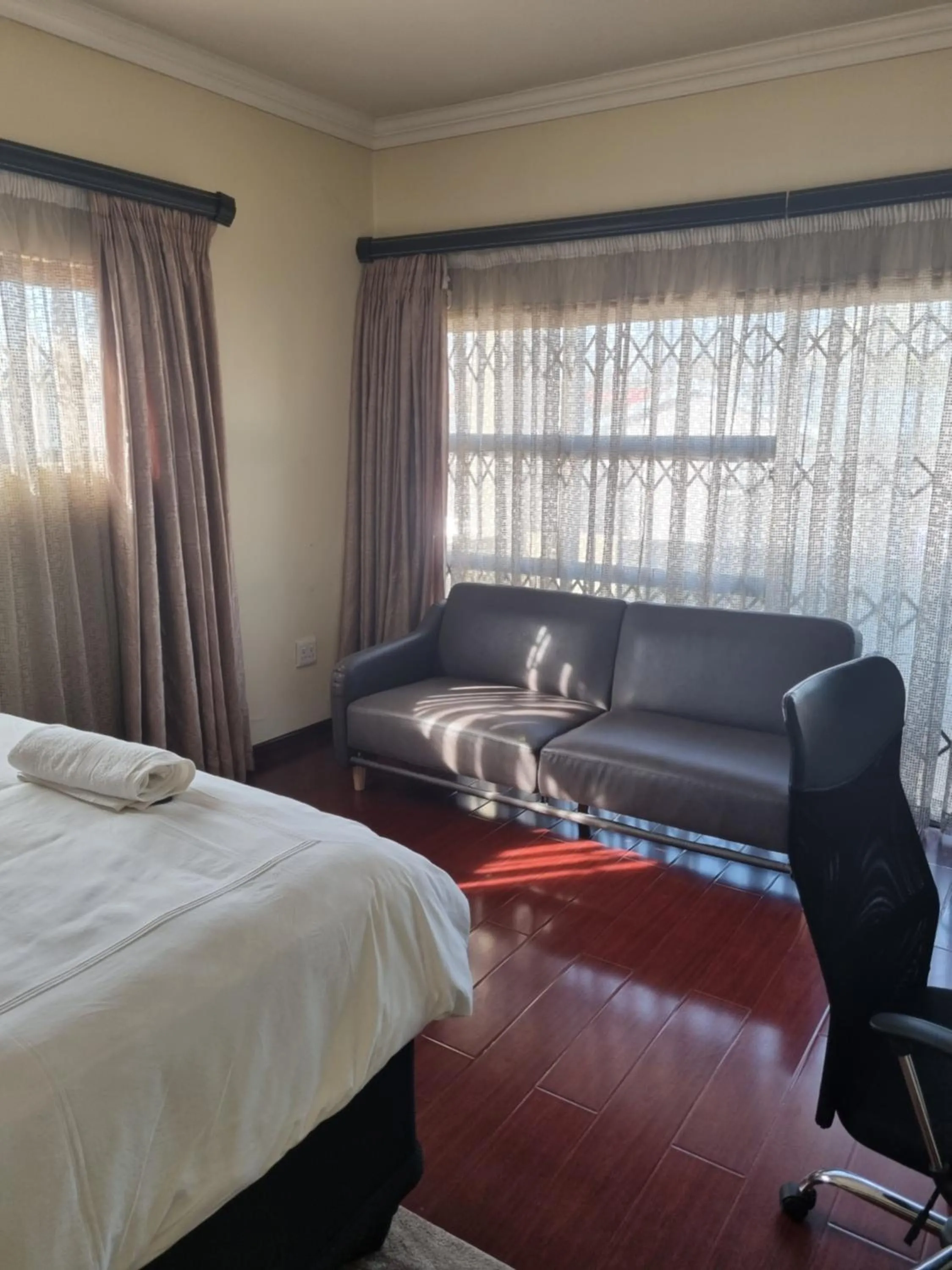 Luxury Queen Room in Lalela House Boutique Guesthouse - Free Wifi & Secure Parking