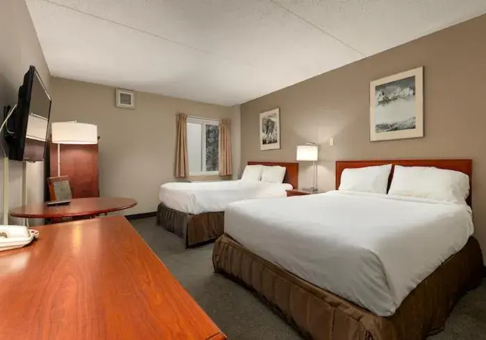 Standard Queen Room with Two Queen Beds in Heritage Inn Hotel & Convention Centre - Taber Standard Queen Room with Two Queen Beds in Heritage Inn Hotel & Convention Centre - Taber