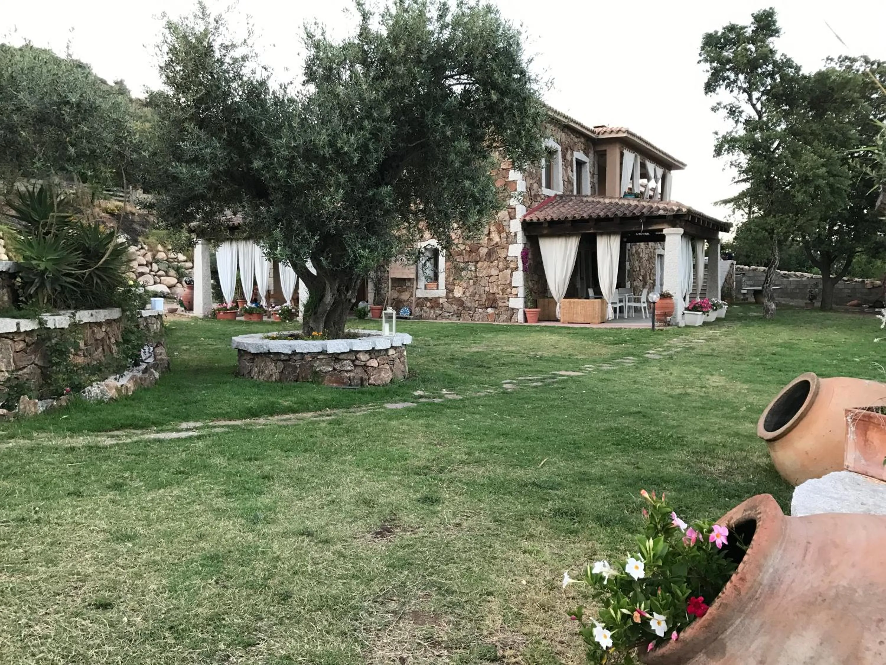 Facade/entrance in Il Giardino di Daniela Apartments