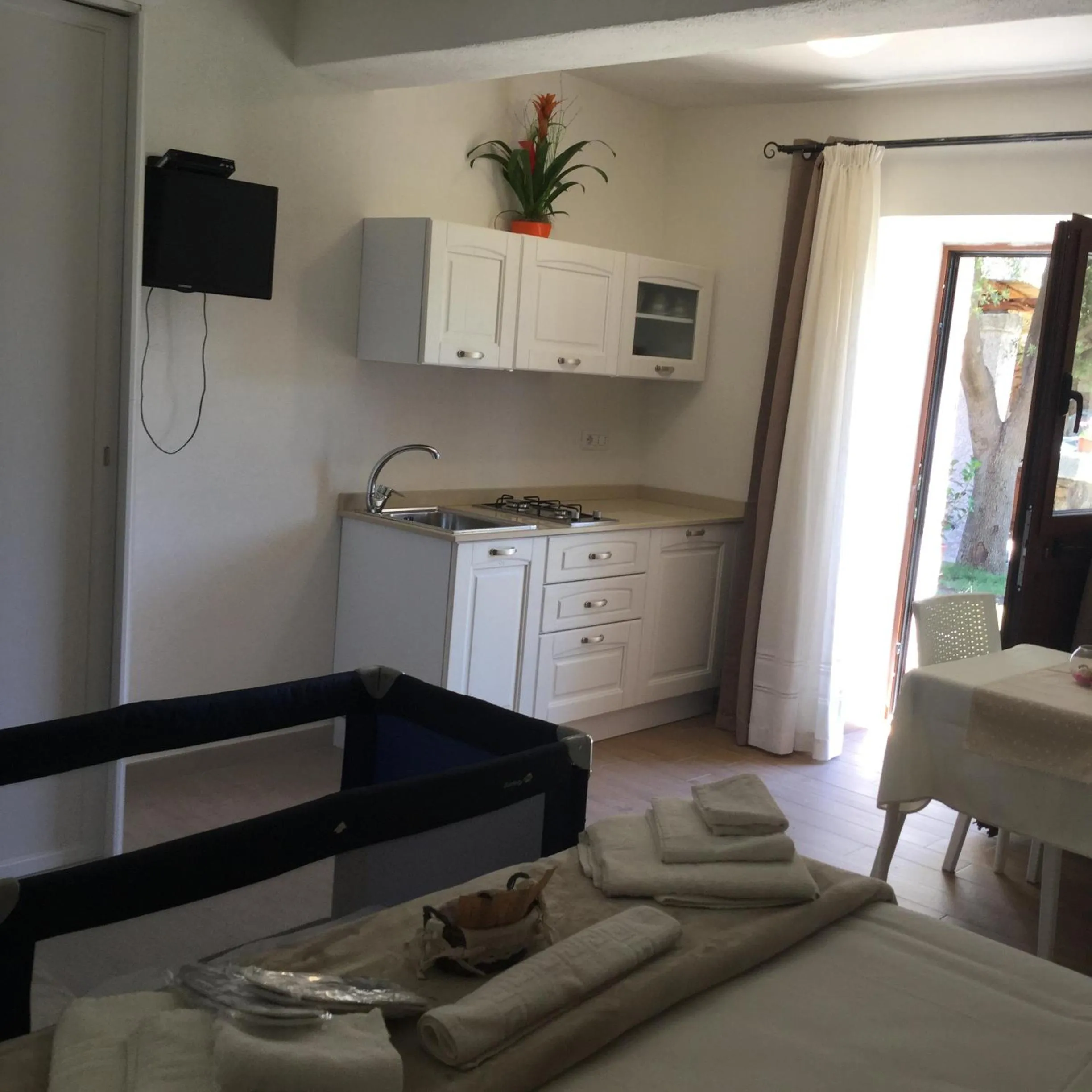 Photo of the whole room in Il Giardino di Daniela Apartments